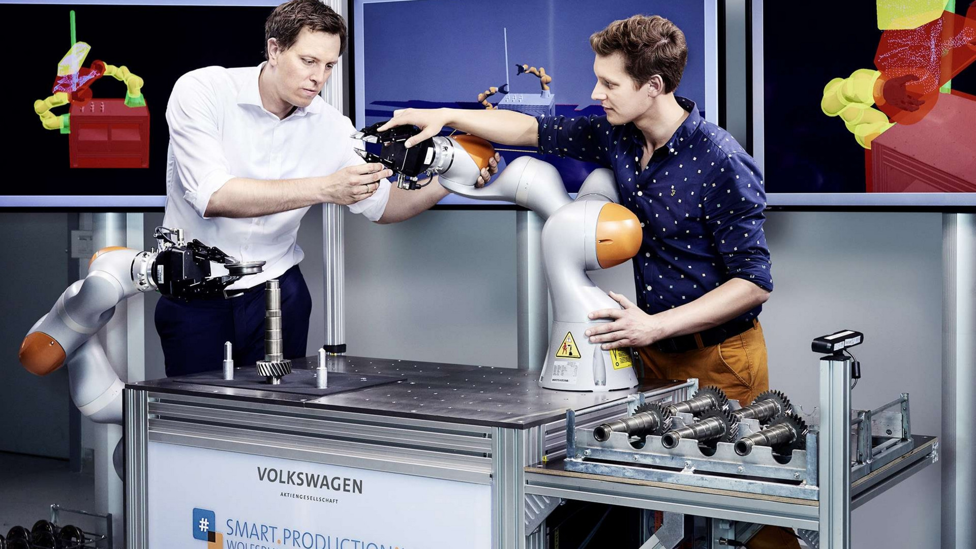Volkswagen, uomo e robot lavorano insieme