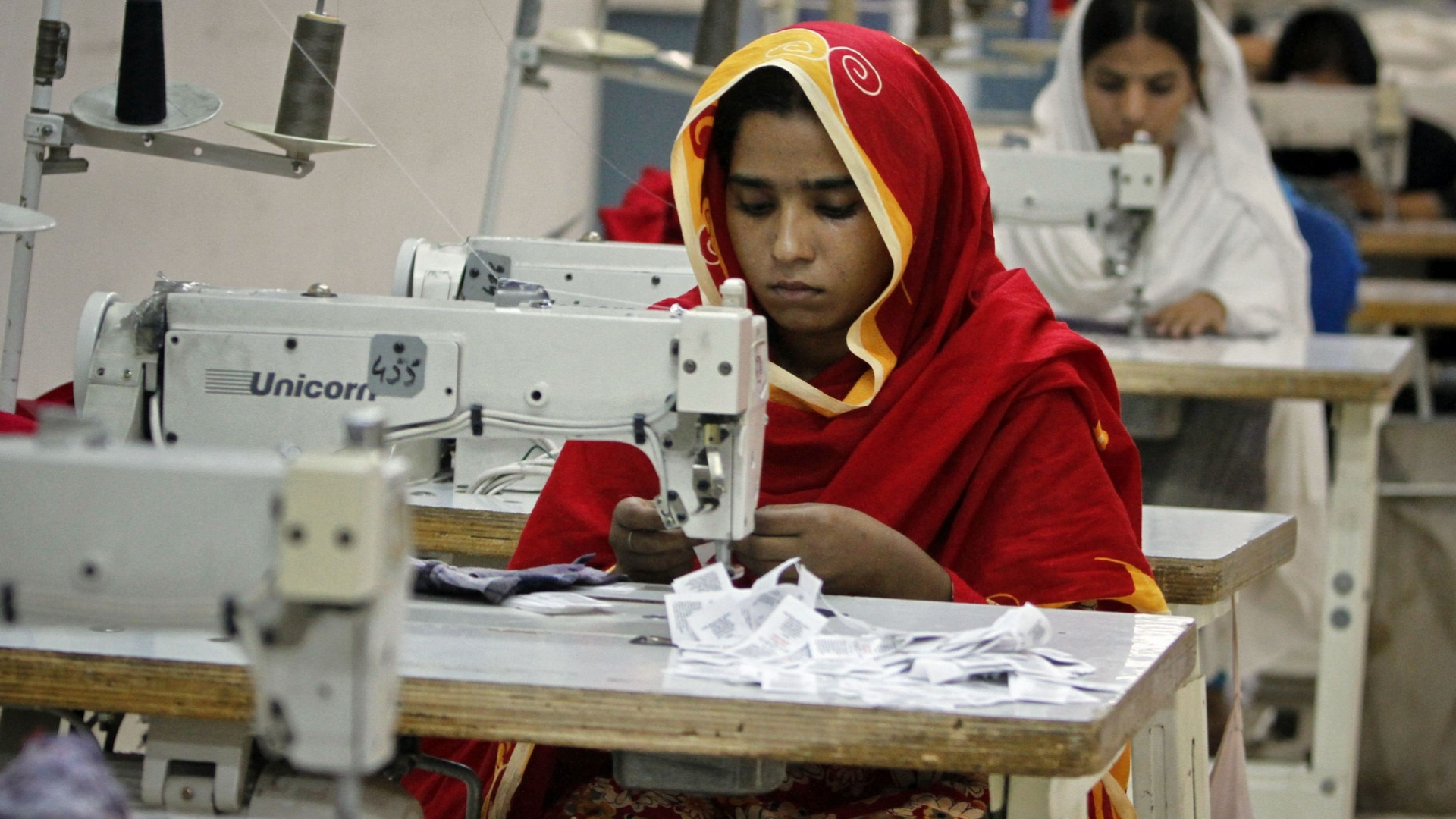 Fabbriche senza regole: scoppiano le proteste