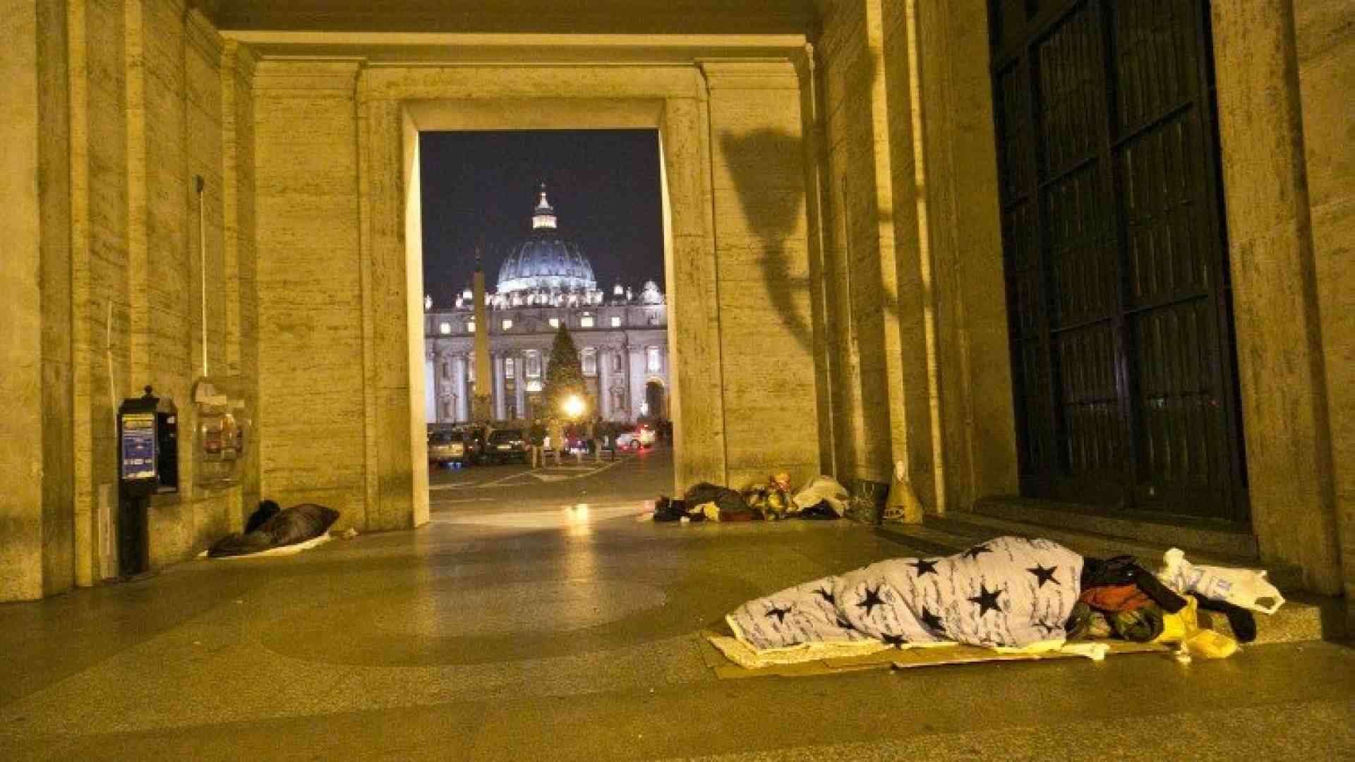 Papa Francesco si mobilita per i senza tetto