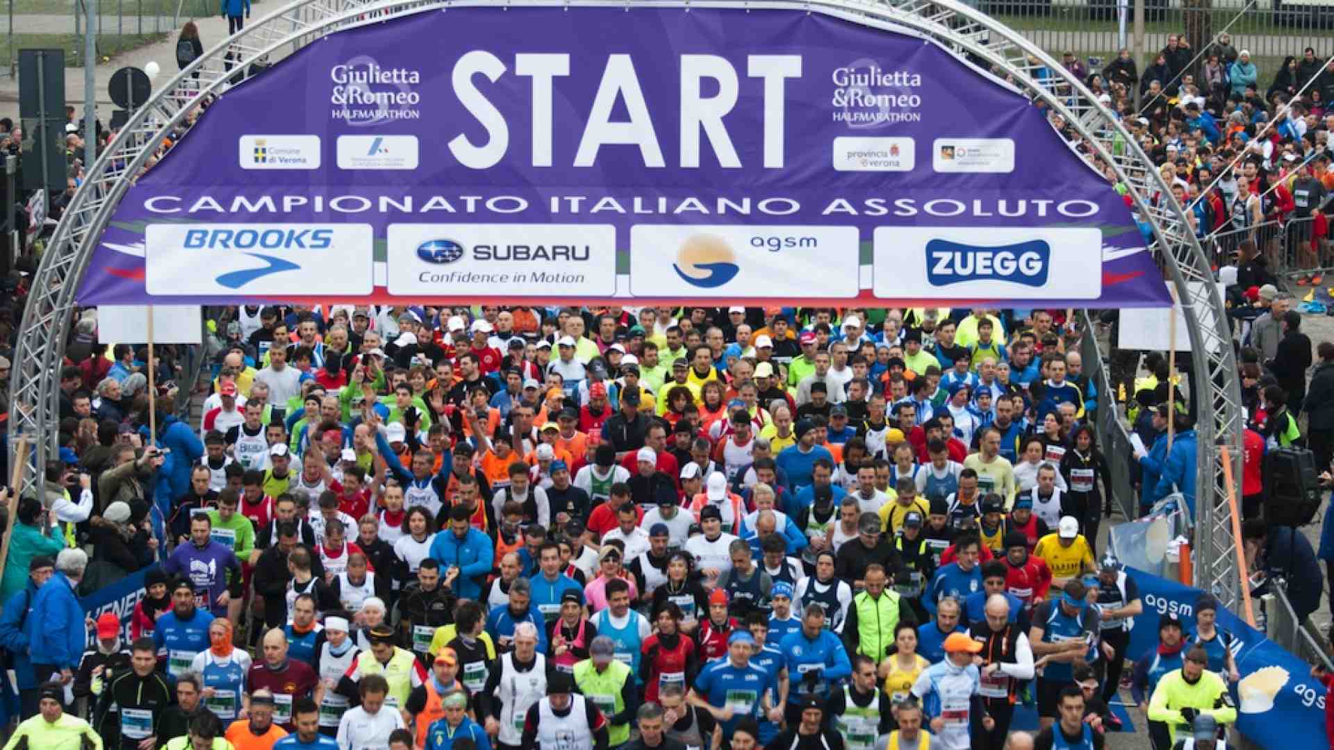 Si corre a piedi, traffico bloccato in centro città