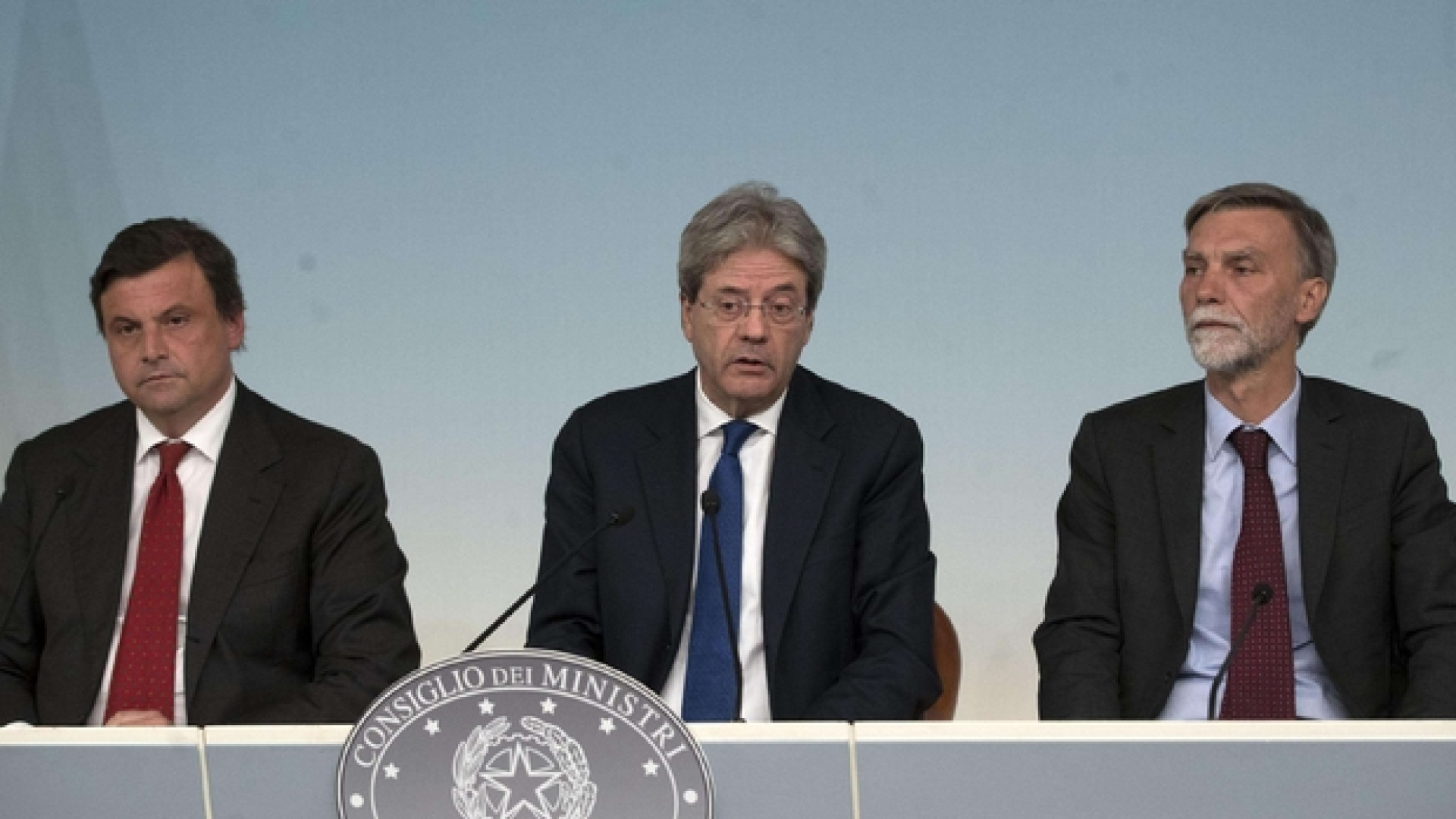 Calenda: la priorità è la vendita. Delrio: no a spezzatino