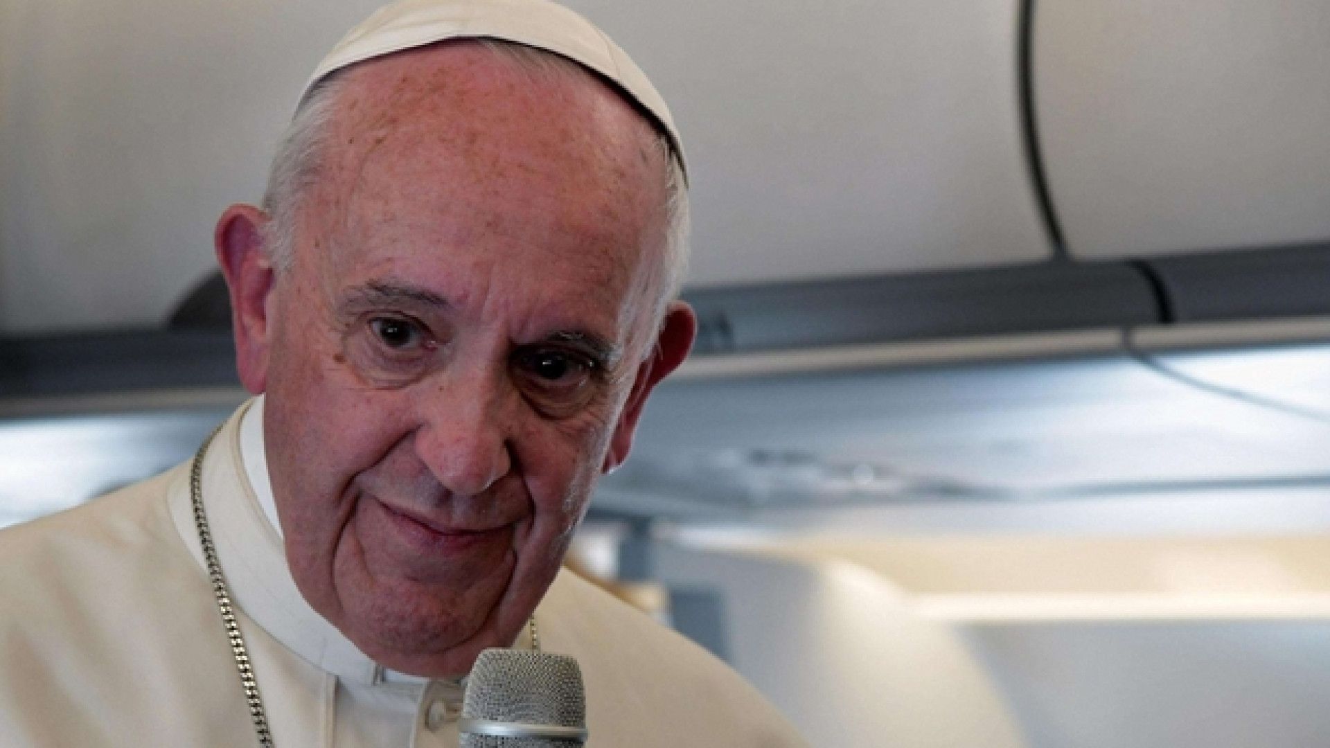 Papa Francesco su Medjugorje: Maria non fa la postina (video)