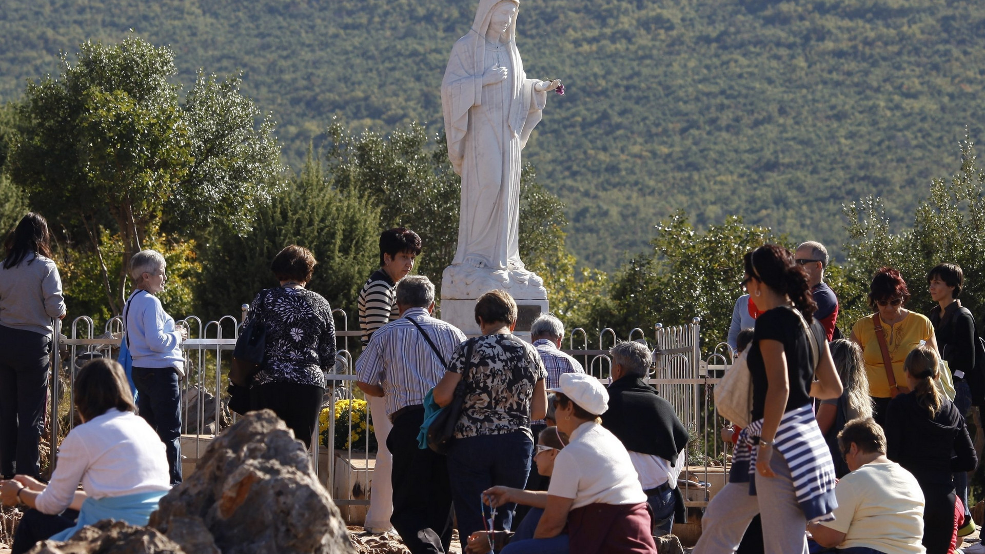 Medjugorje, perché il Papa non crede alla «Madonna postina»