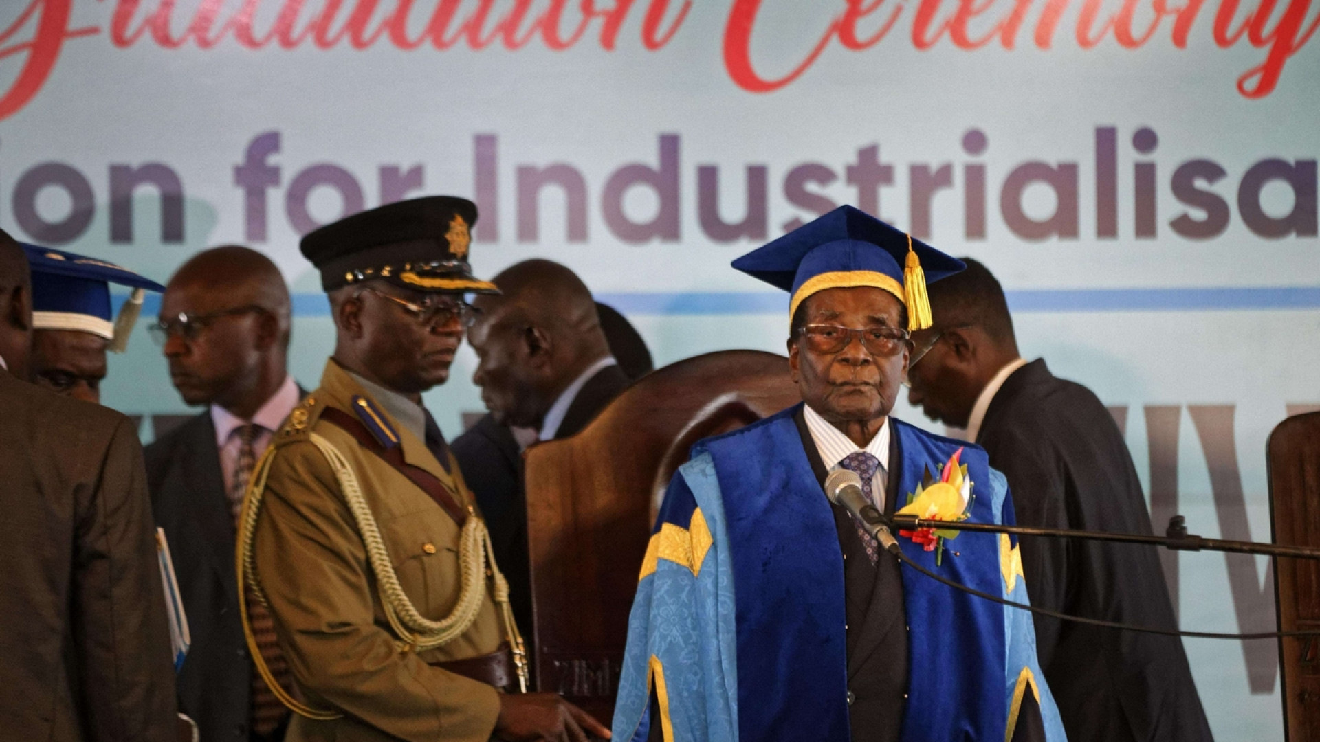 Mugabe non molla. E riappare in pubblico