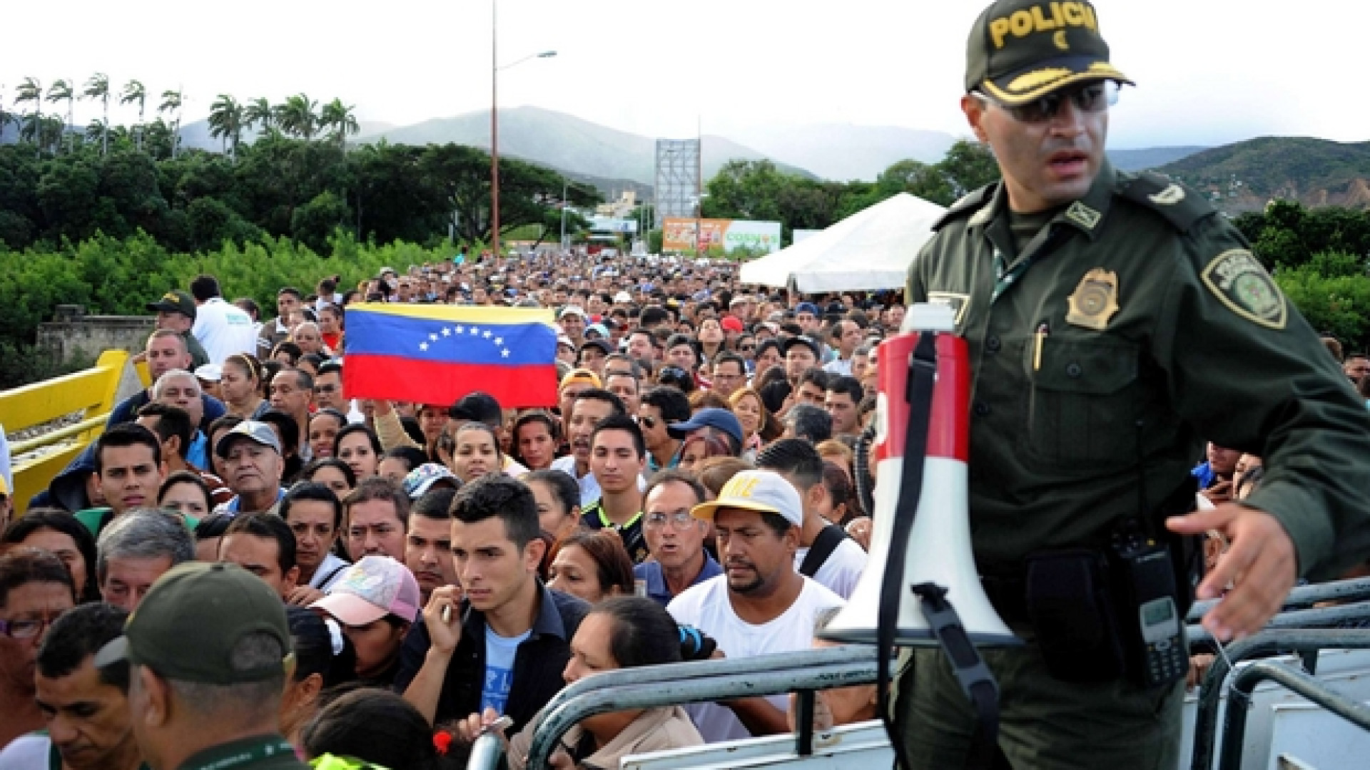 È fuga di massa. Maduro apre le porte, caos nel continente