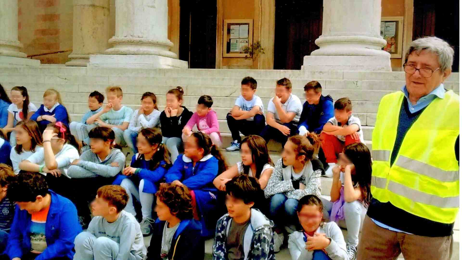 Il vigile Giorgio appende la paletta al chiodo