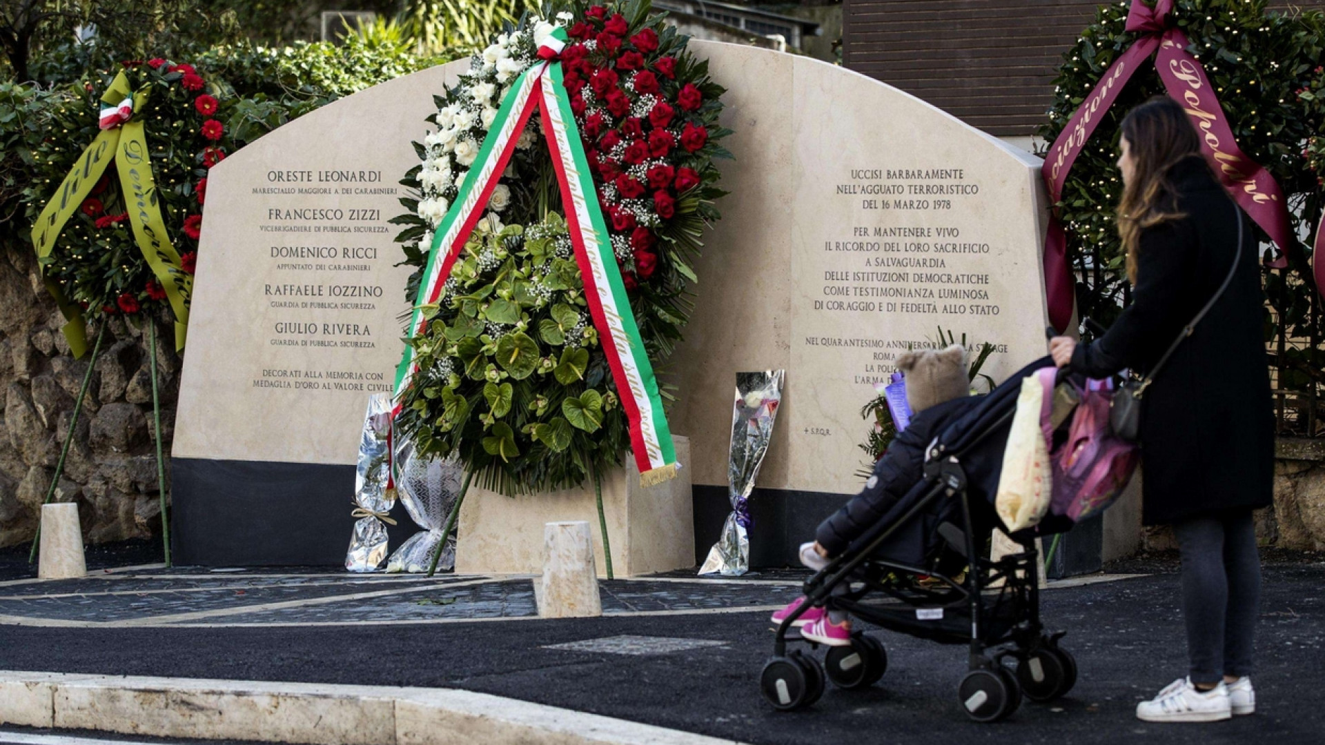 Inaugurati a via Fani i giardini in memoria della scorta
