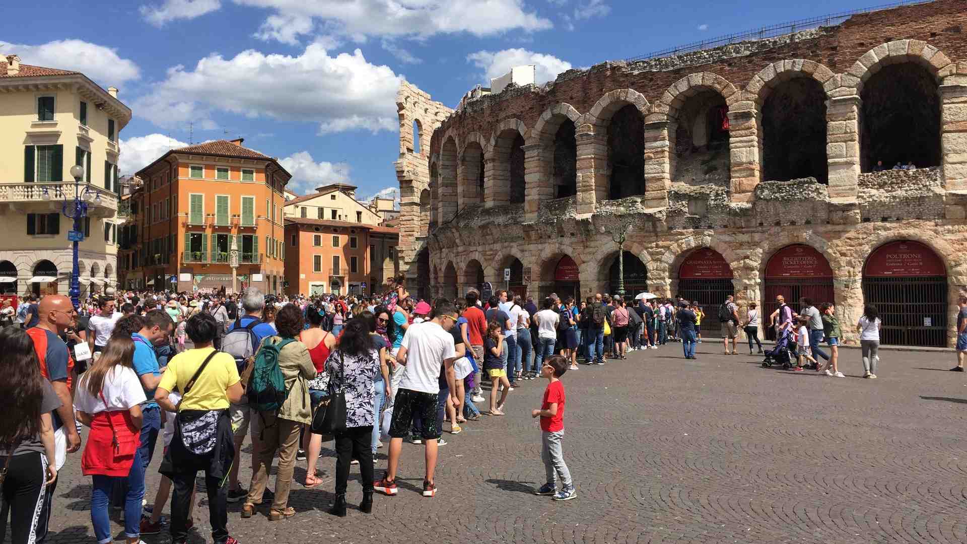 Primo Piano. Turisti in ciabatte? Ahi ahi ahi...