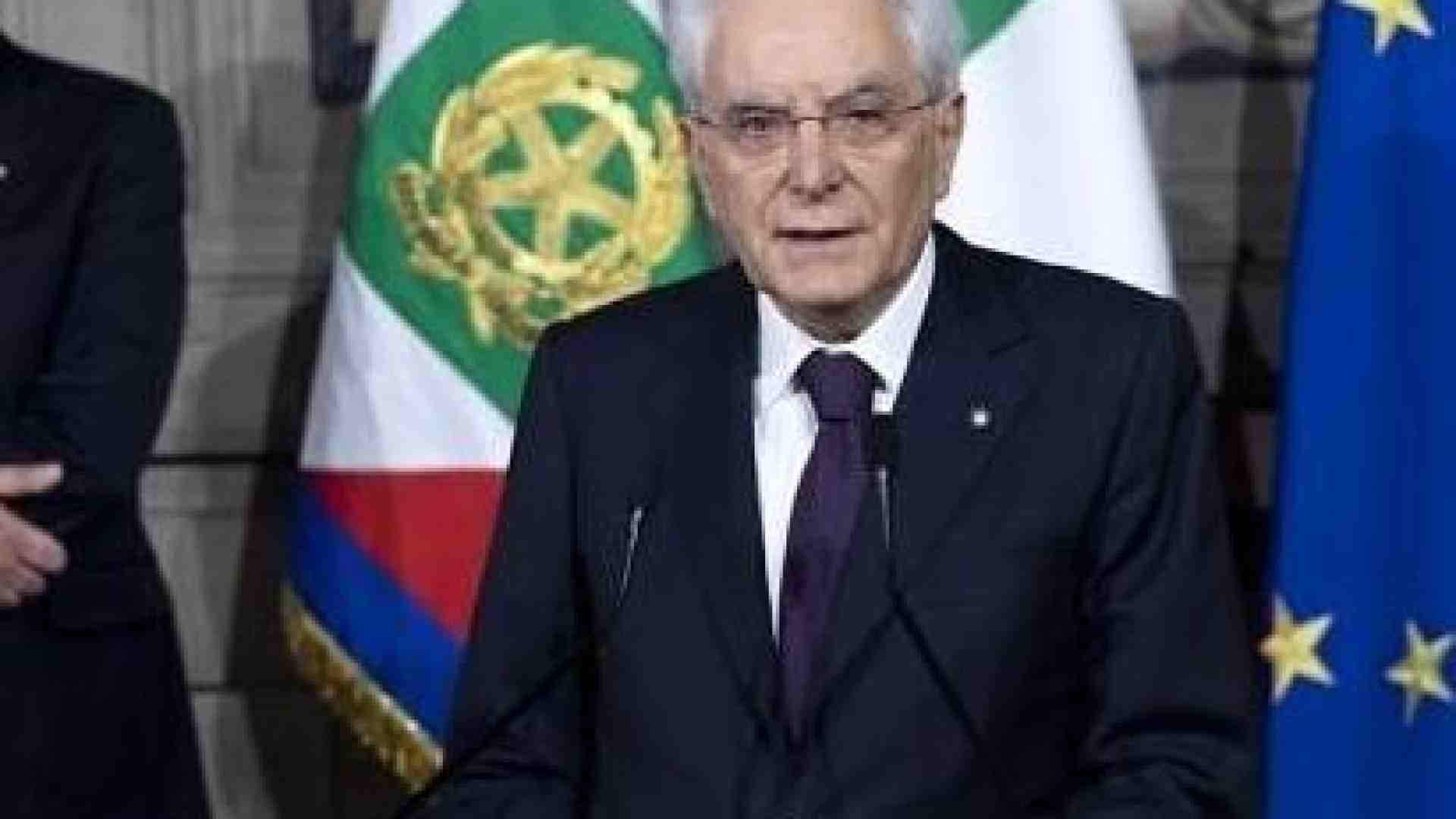 Una crisi drammatica e grottesca