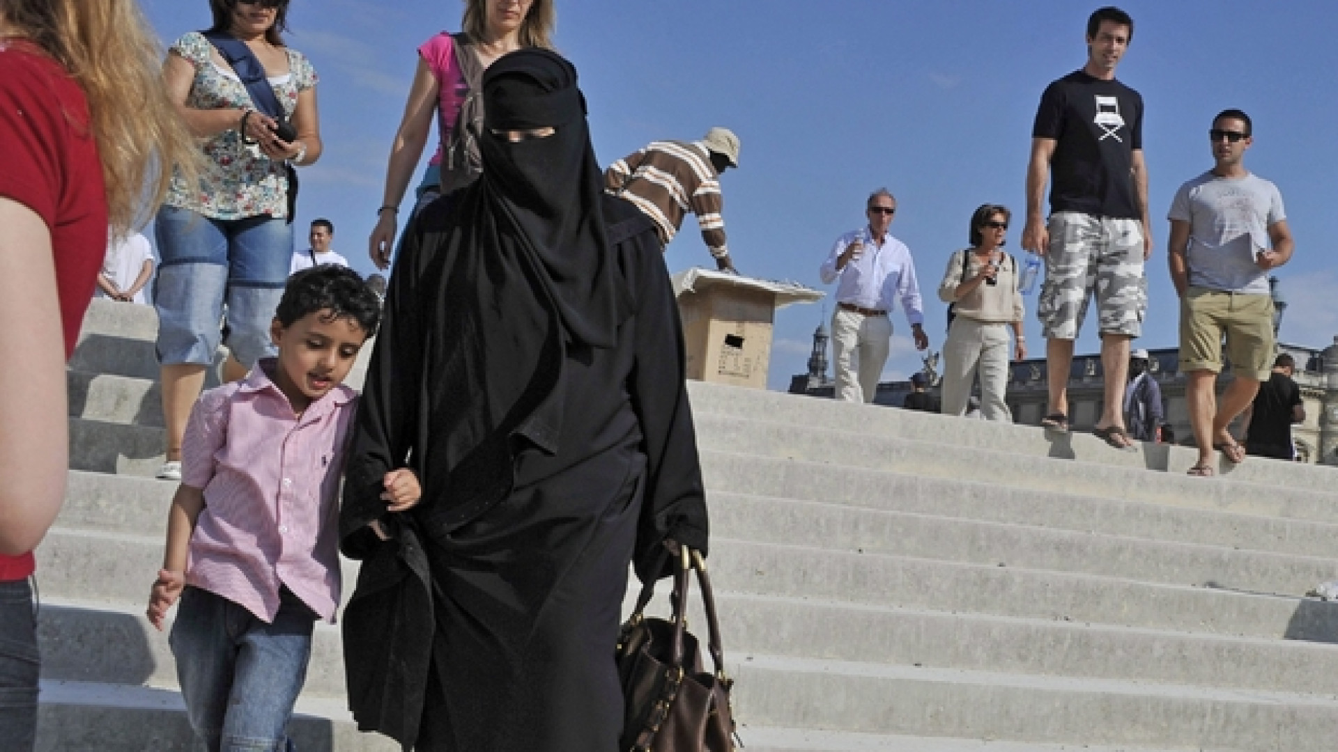 Stop a burqa e niqab nei luoghi pubblici