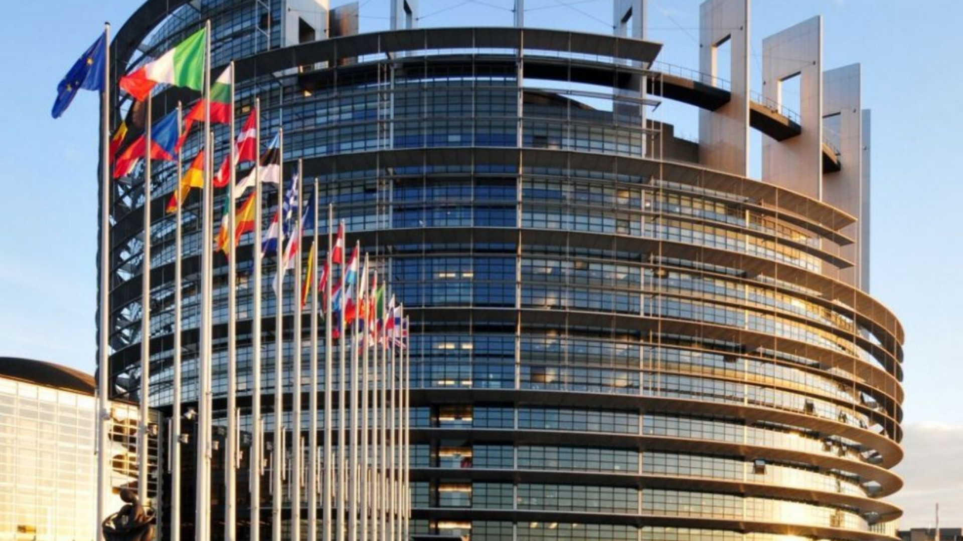 Il Parlamento Ue si spacca in due: voto rinviato a settembre