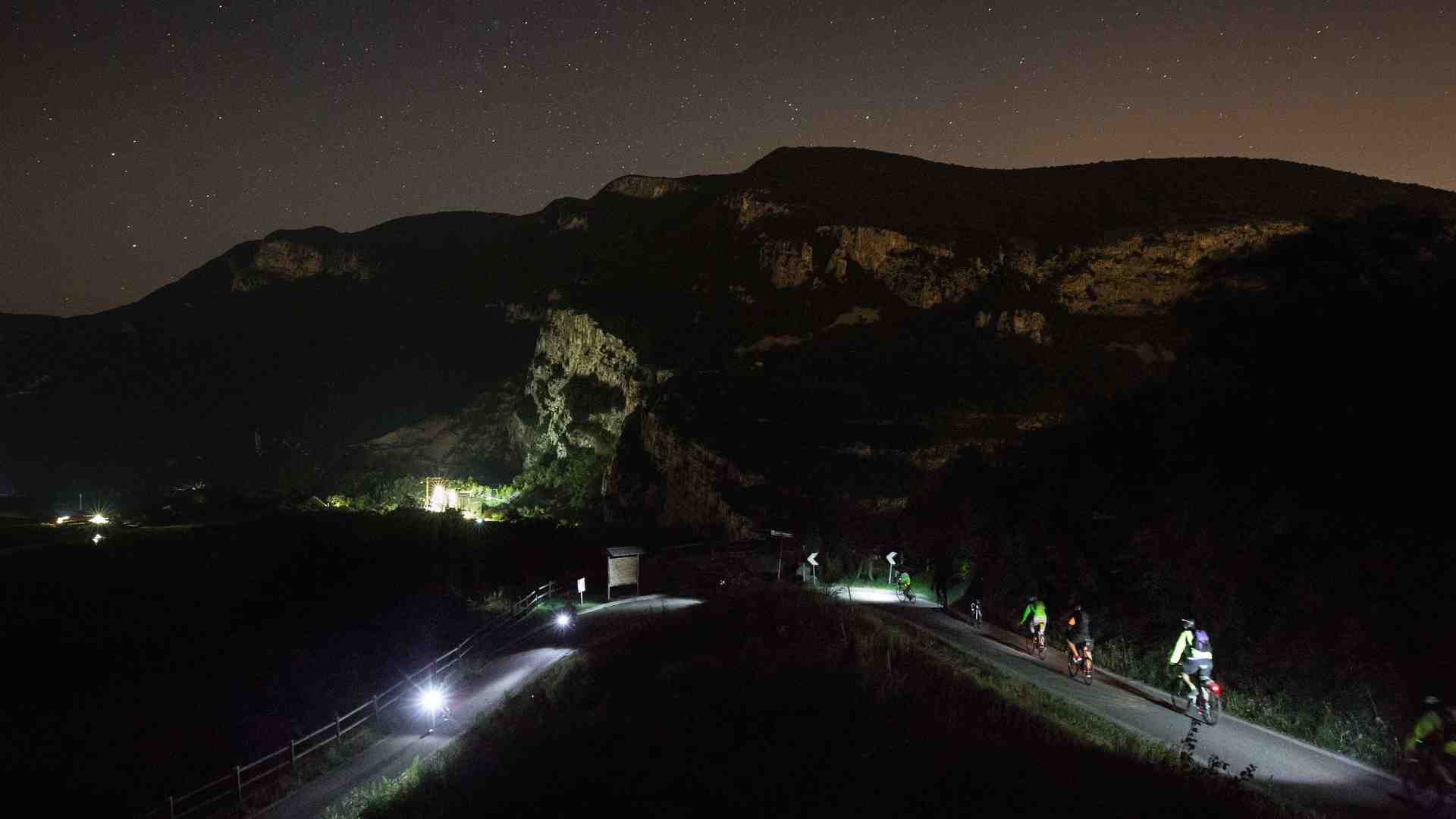 La pedalata notturna che unisce la città al lago
