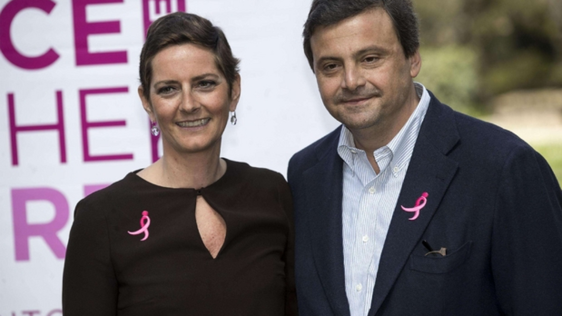 Calenda: scusate l'assenza, devo assistere mia moglie malata