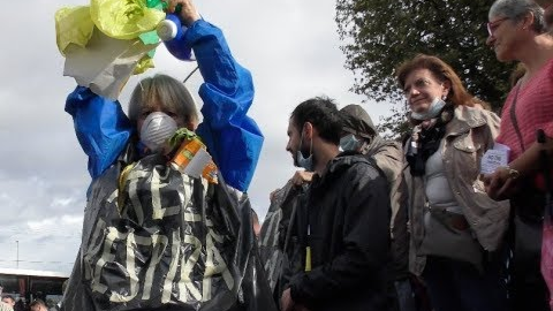 Rifiuti, la protesta dei romani: «Stufi di vivere con la nausea»