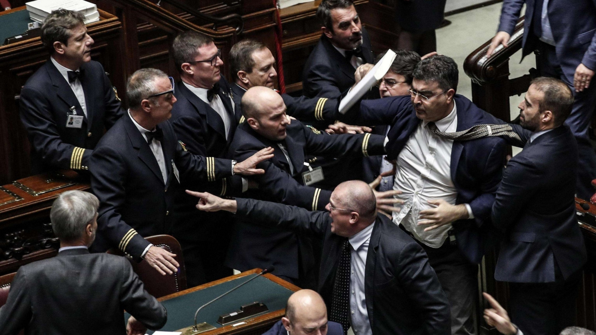 Manovra, rissa alla Camera. Oggi la fiducia