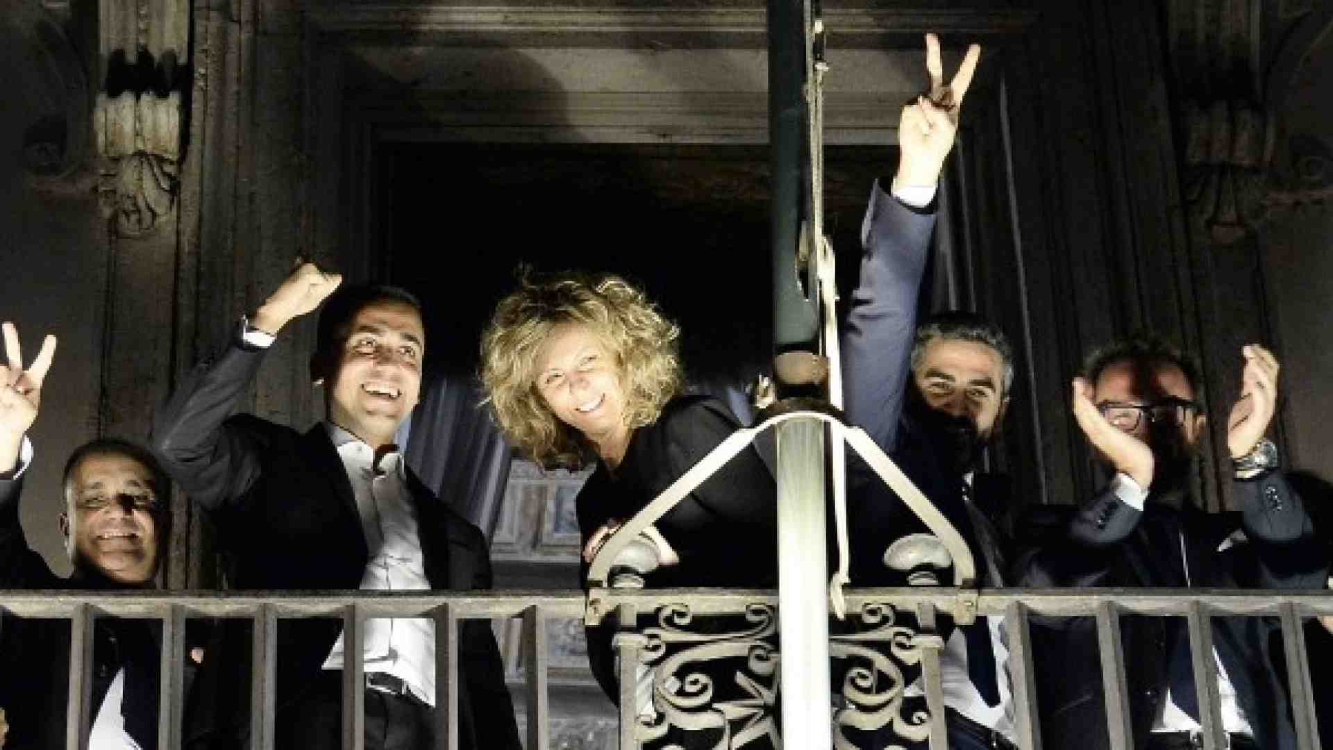 Luigi Di Maio si affaccia dal balcone di Palazzo Chigi (foto LaPresse)