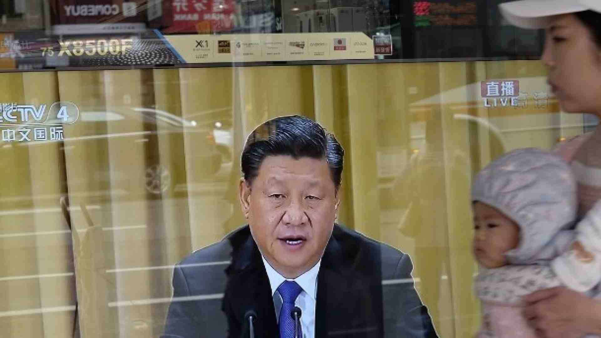 Il messaggio di Xi Jinping trasmesso in diretta da un negozio di Tapei, Taiwan. Foto LaPresse