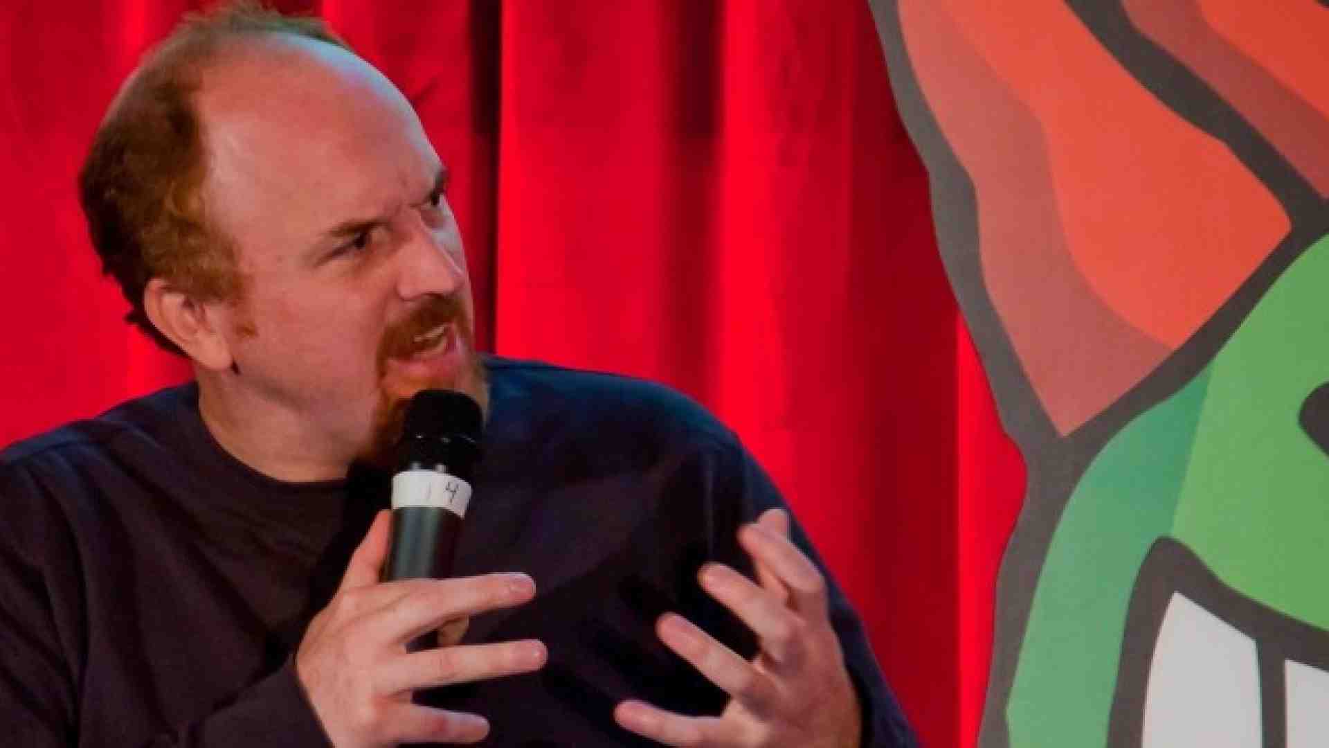 Louis C.K. non è cambiato, ed è l’unico sopravvissuto al tribunale del #MeToo