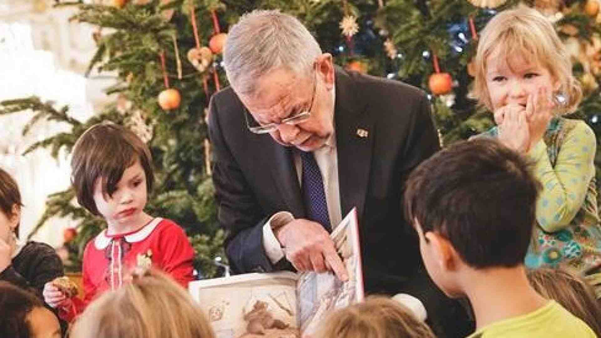 Il presidente austriaco Van der Bellen fotografato con alcuni bambini il 22 dicembre (Immagini prese da Facebook)