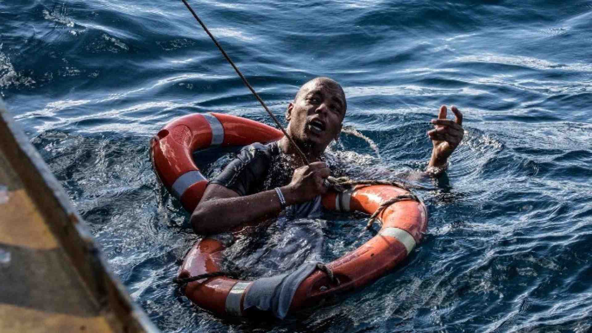 La Sea Watch e la Sea Eye sono in rada a Malta, a bordo però la situazione umanitaria peggiora gravemente (foto LaPresse)