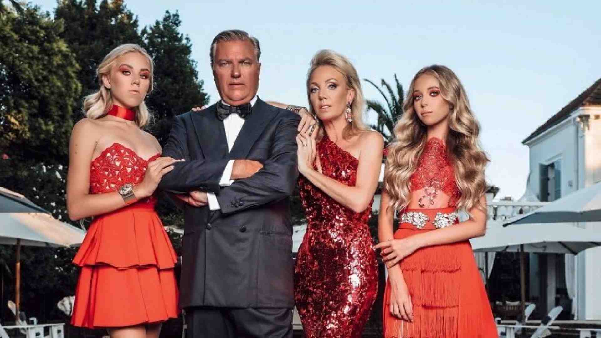 Foto di auguri di buon anno a bordo piscina per la famiglia del principe Carlo di Borbone-Due Sicilie (da Facebook)