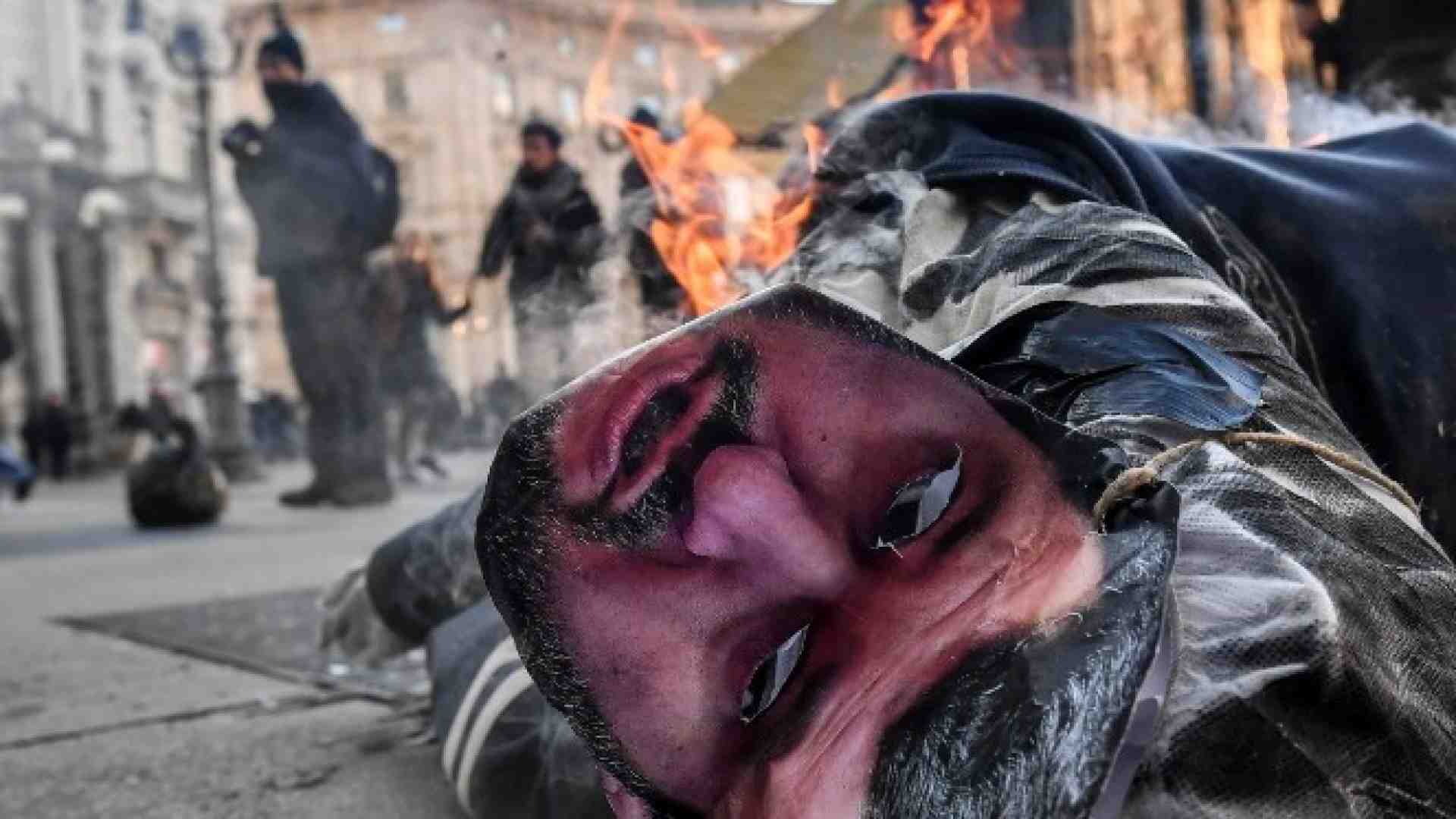 Un manichino rappresentante Matteo Salvini dato alle fiamme a Piazza Cordusio (foto LaPresse)
