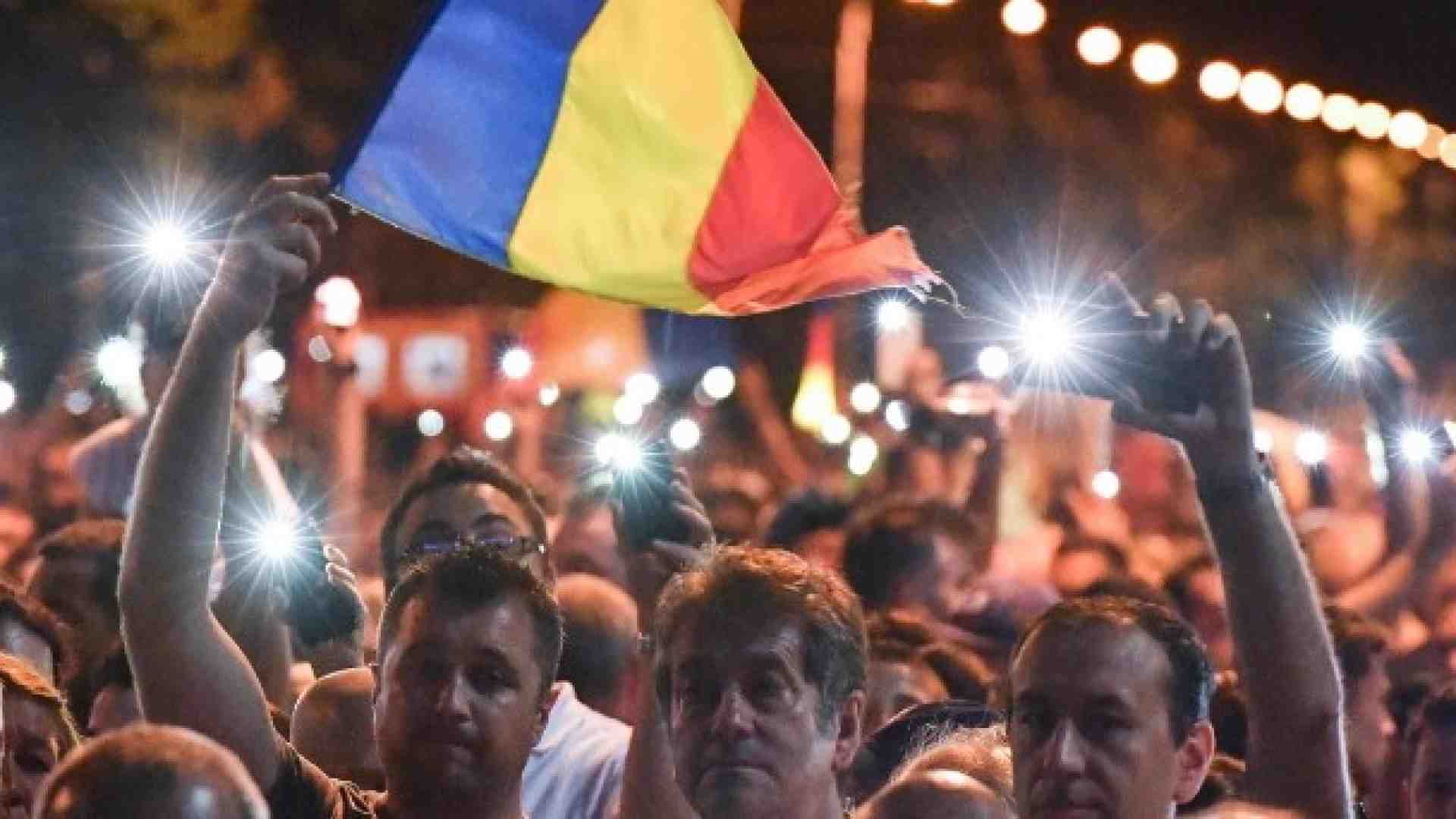 A Bucarest i manifestanti protestano contro le nuove leggi per limitare il potere della Direzione nazionale anticorruzione volute dal governo nel febbraio del 2017 (Foto LaPresse)