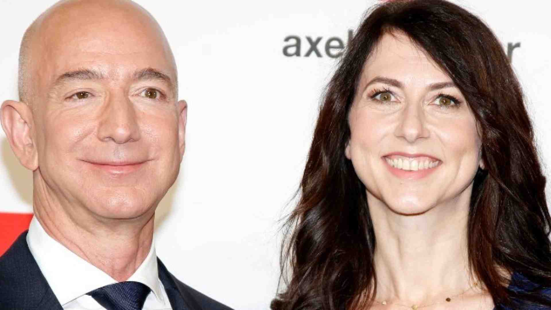 Jeff Bezos con la moglie Ehefrau MacKenzie (foto LaPresse)