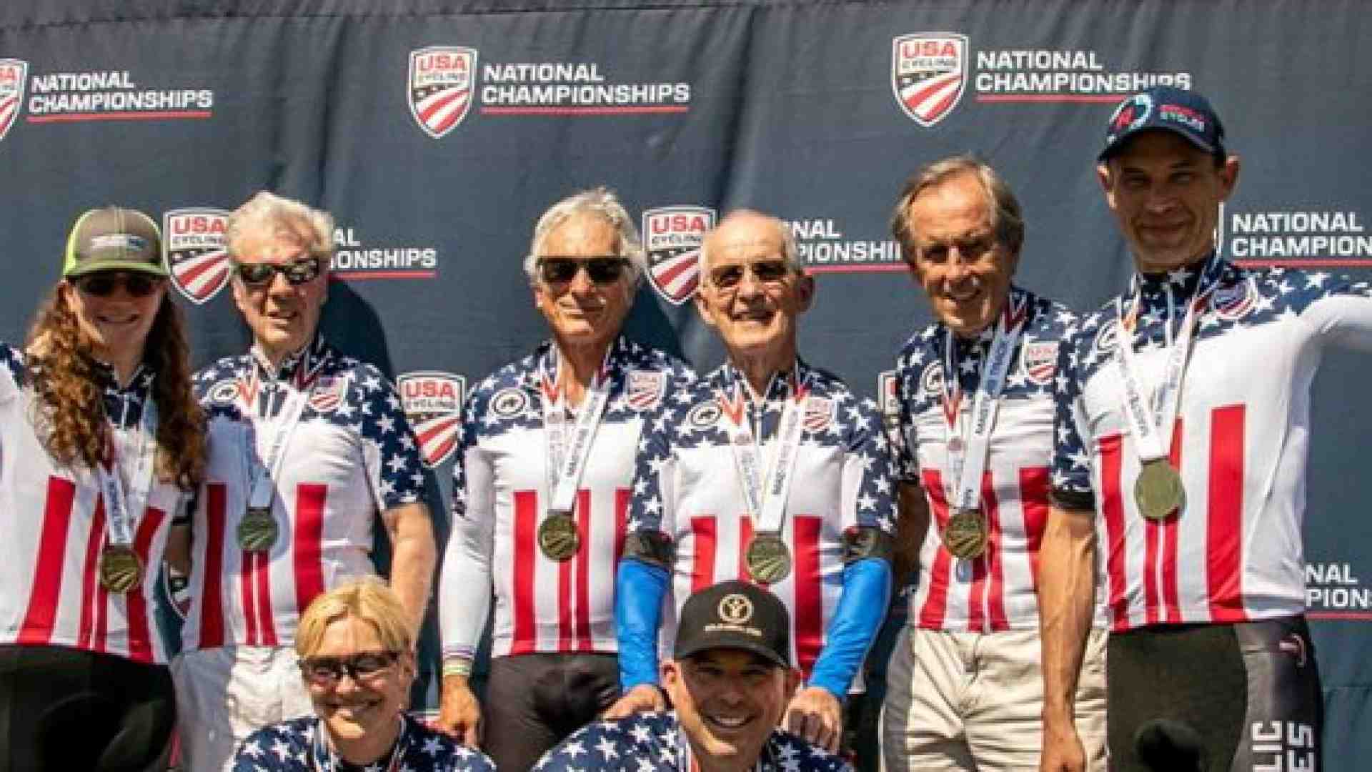 Carl Grove è il quarto in piedi da destra (foto tratta dal profilo Facebook dell'USA Cycling)