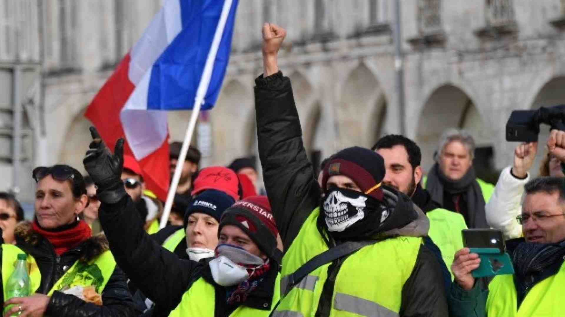 Di Maio strizza l'occhio ai gilet gialli per sedurre i no euro italiani