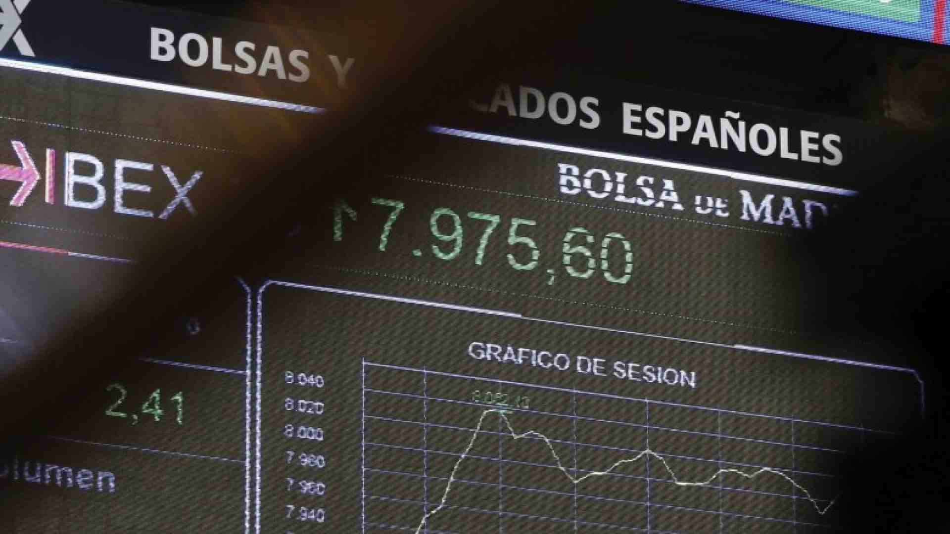 Un pannello informativo mostra l'evoluzione del mercato azionario spagnolo a Madrid (foto LaPresse)