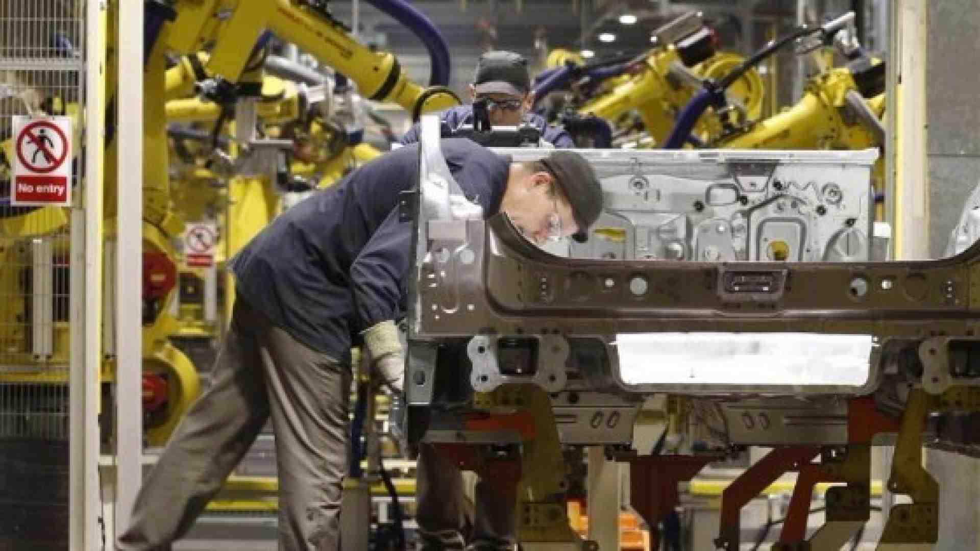 Frena l'industria italiana, continua il cambiamento. In peggio