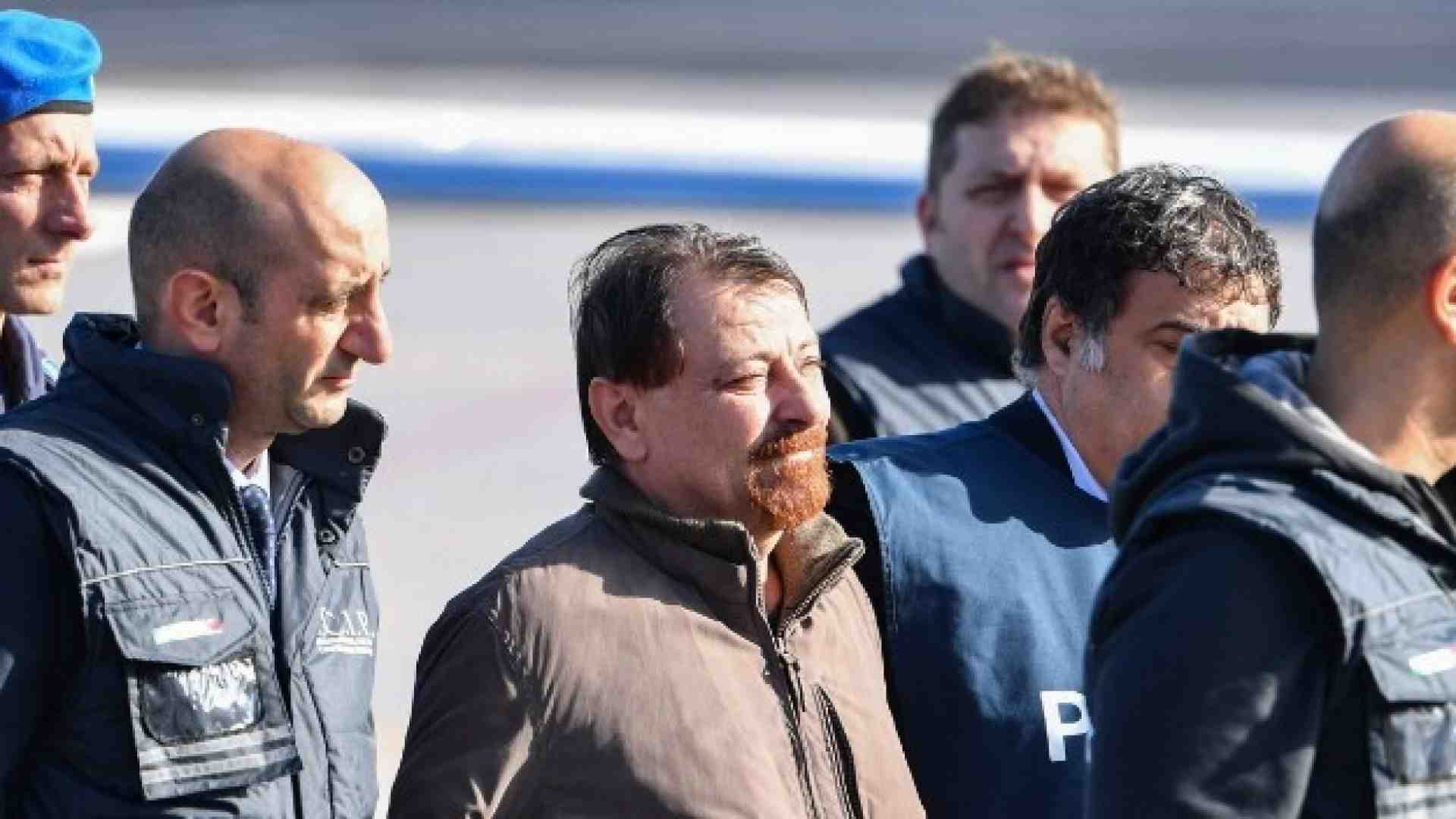 Cesare Battisti scende dal Falcon atterrato a Ciampino (foto LaPresse)