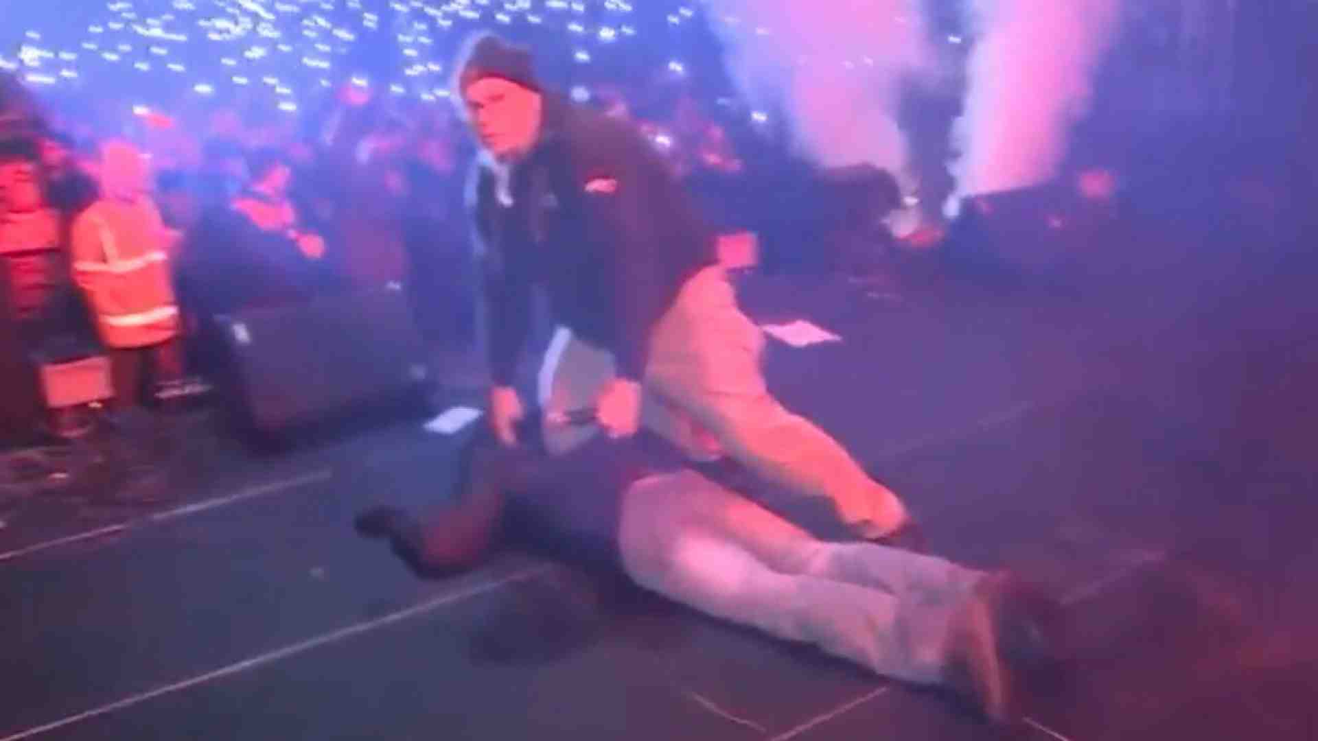 Un poliziotto blocca l'assalitore del sindaco di Danzica sul palco