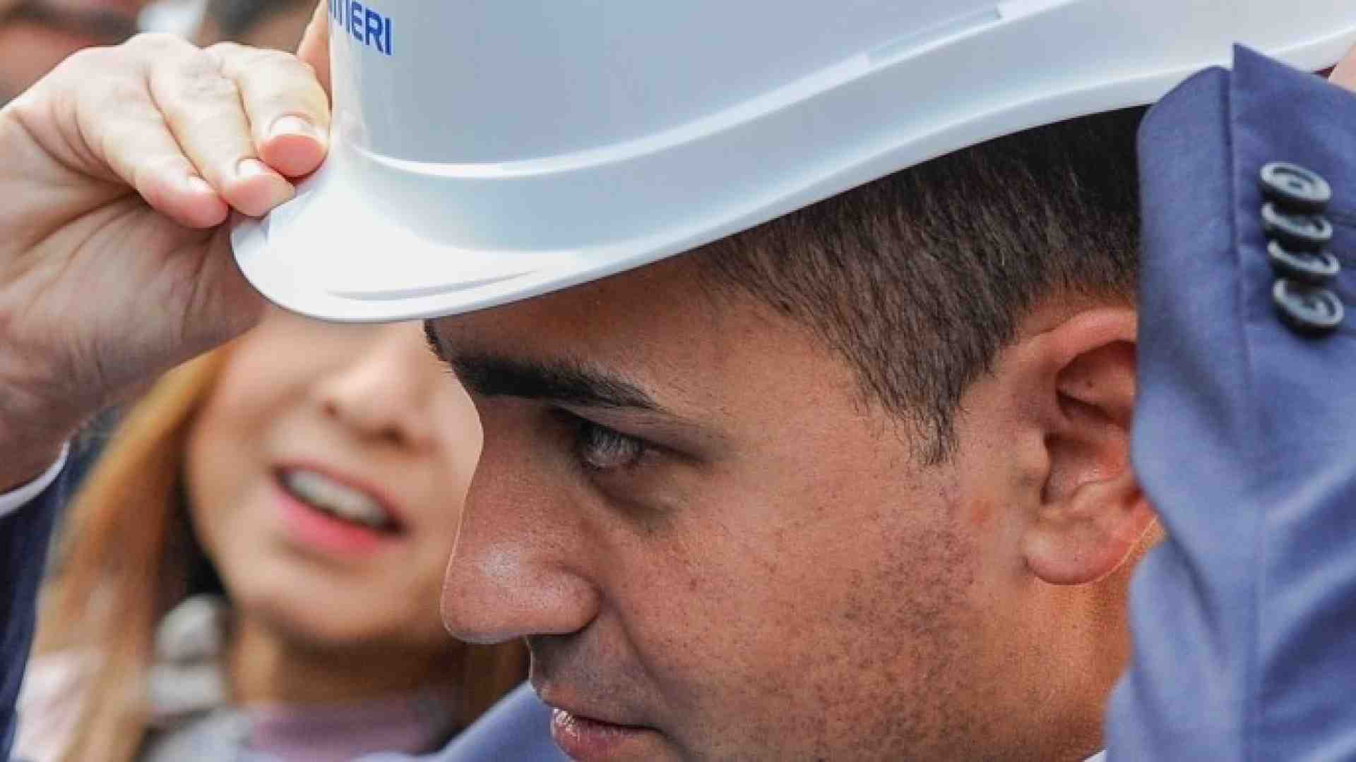 Luigi Di Maio incotra i lavoratori dei Cantieri navali (foto LaPresse)
