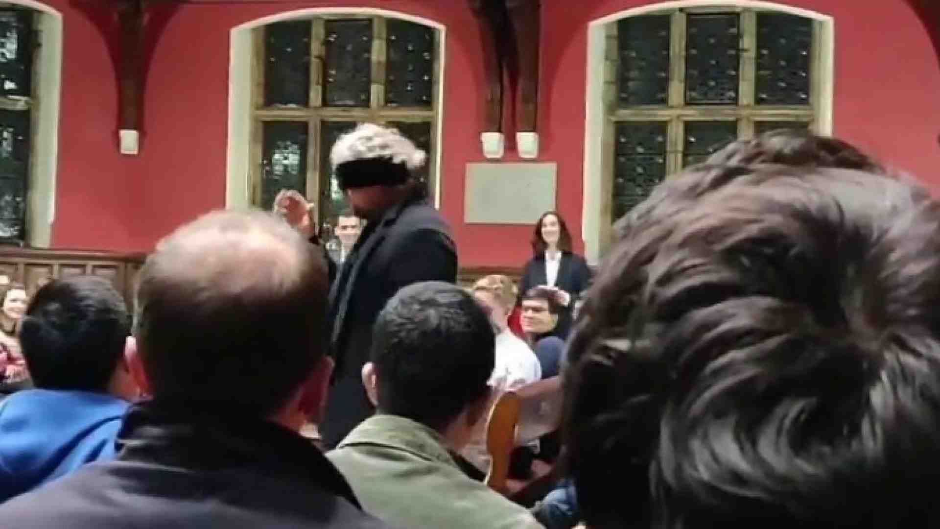 Beppe Grillo, bendato, parla all'Oxford Union