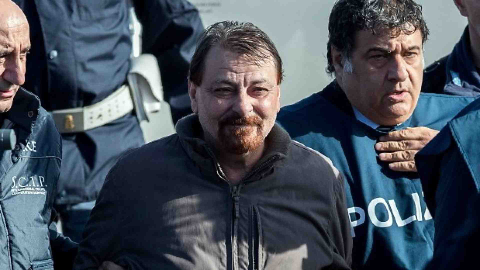 L'ex terrorista Cesare Battisti al suo arrivo all'aeroporto di Ciampino (Foto LaPresse)