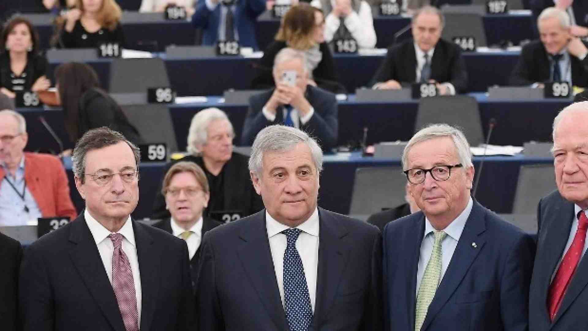L'Europarlamento riunito a Strasburgo insieme a Mario Draghi e Jean-Claude Trichet per l'anniversario della moneta unica. Foto LaPresse