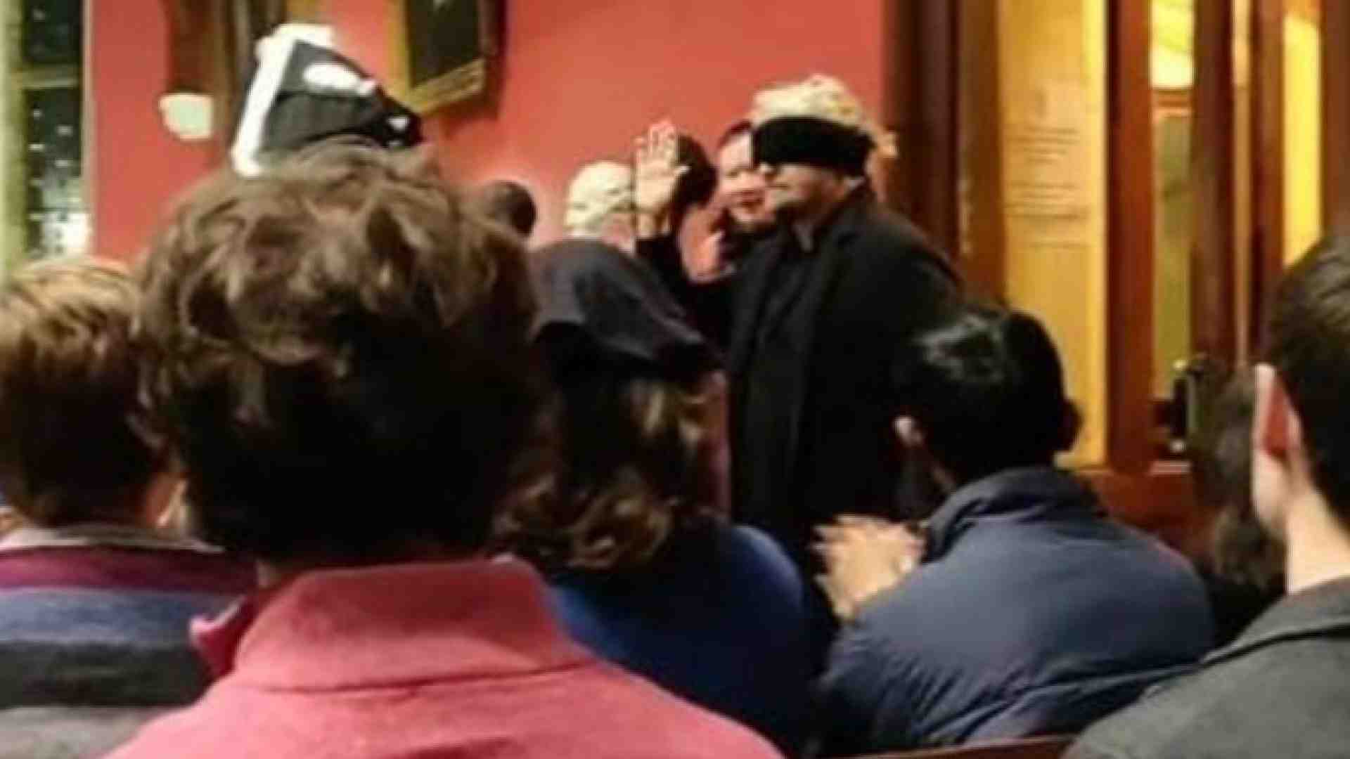 Grillo, i fischi e le conseguenze della politica abituata ai monologhi