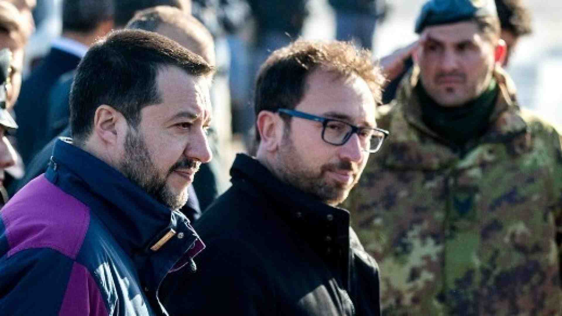 Cesare Battisti in Italia, l'arrivo a Ciampino con Bonafede e Salvini (LaPresse)