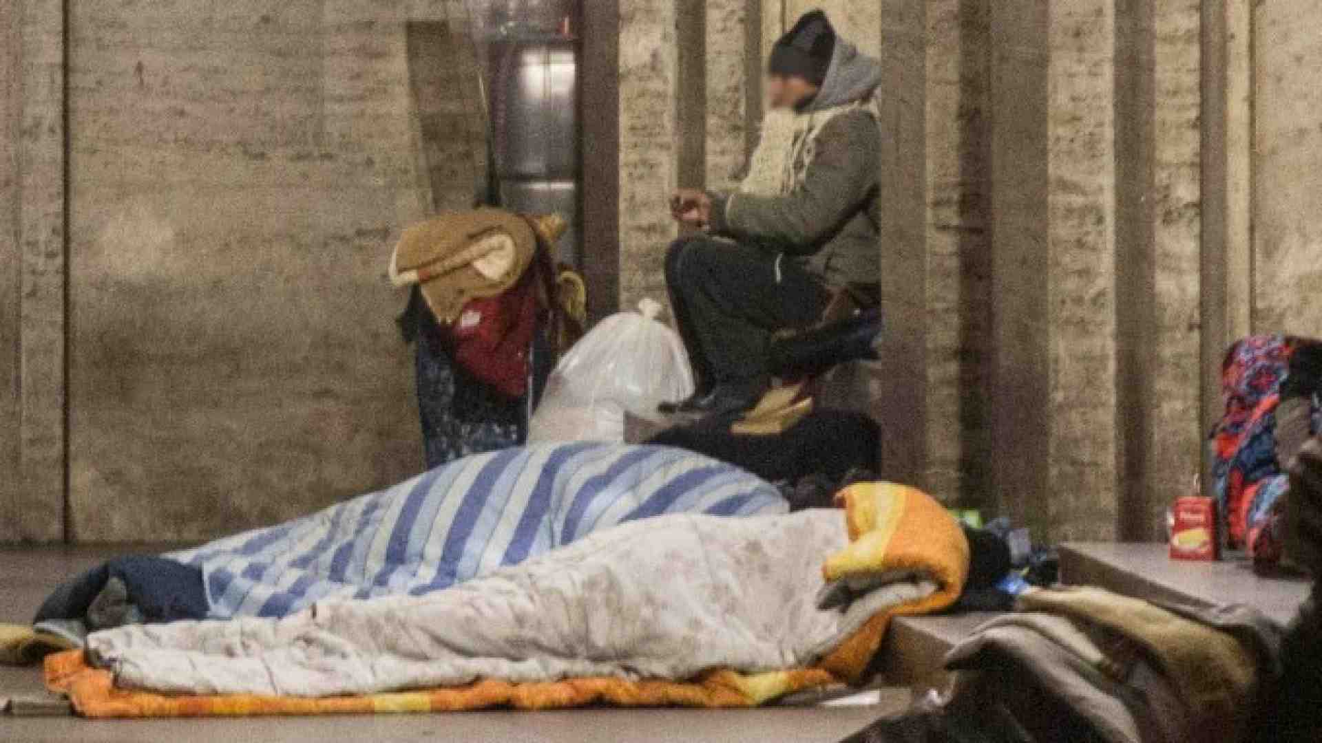 Emergenza freddo, a Roma i barboni affrontano la notte al gelo (foto LaPresse)