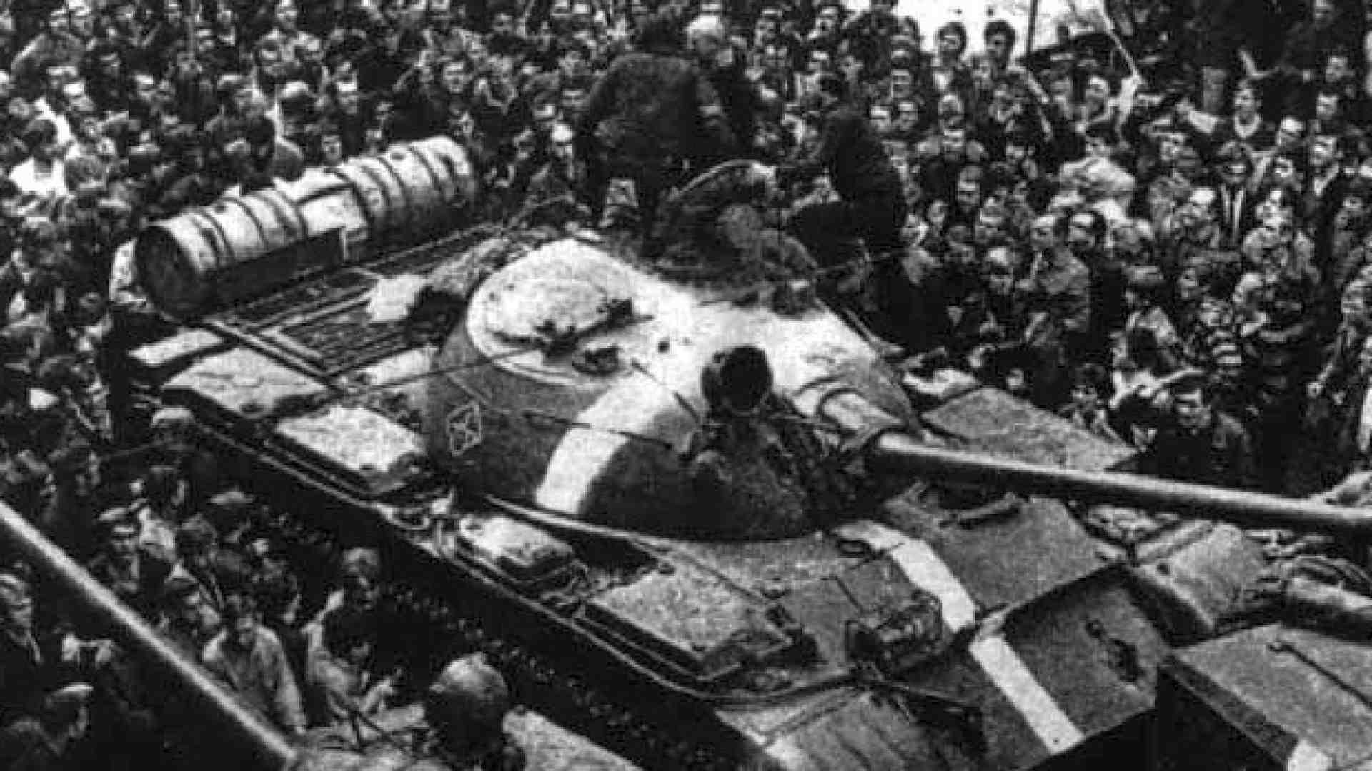 I carrarmati sovietici reprimono i manifestanti a Praga nel 1968 (Foto LaPresse)