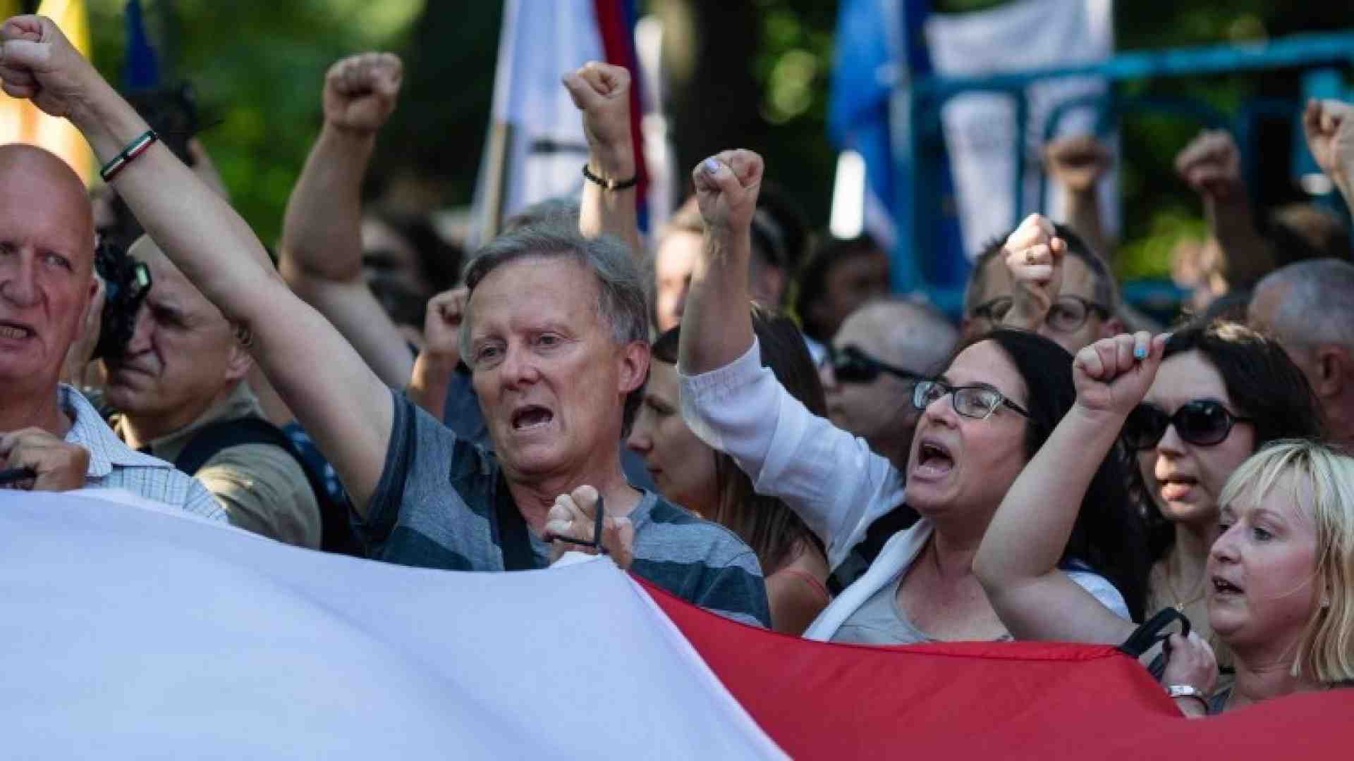 Nella Polonia sotto choc non si fa che discutere (con odio) dell’odio, e delle sue origini