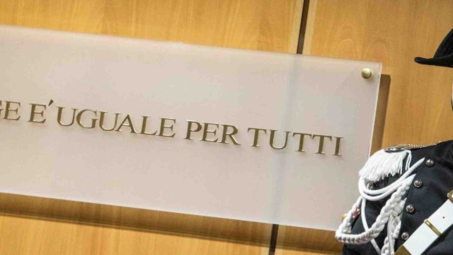 Alla fine i magistrati finiranno per arrestarsi tra di loro