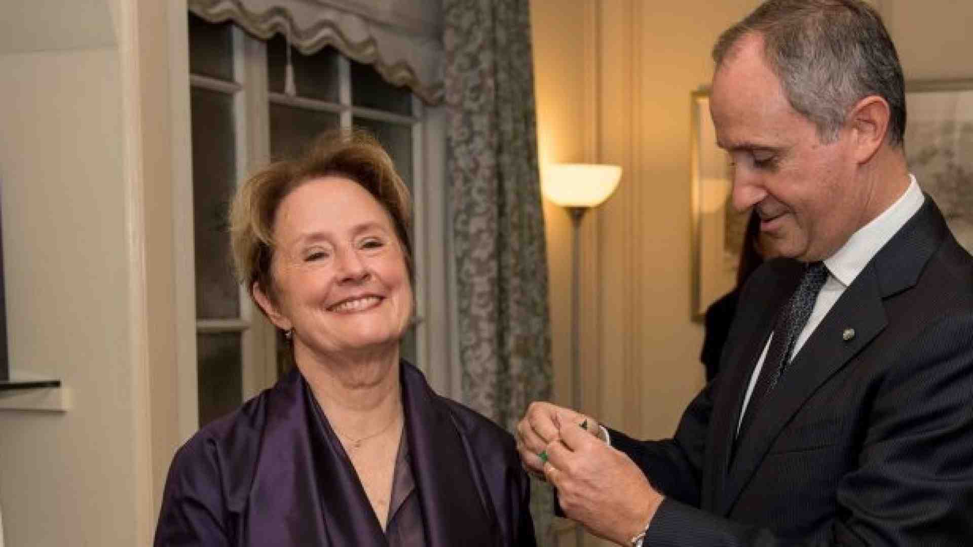Alice Waters decorata dall'ambasciatore Varricchio (foto Flavia Loreto)
