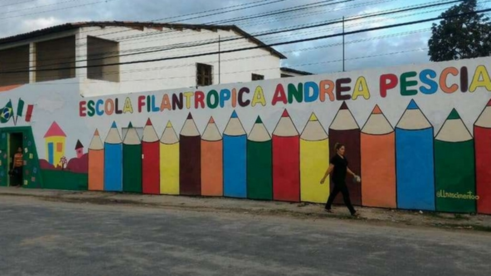 Fortaleza assediata dai criminali: camion a fuoco davanti scuola italiana