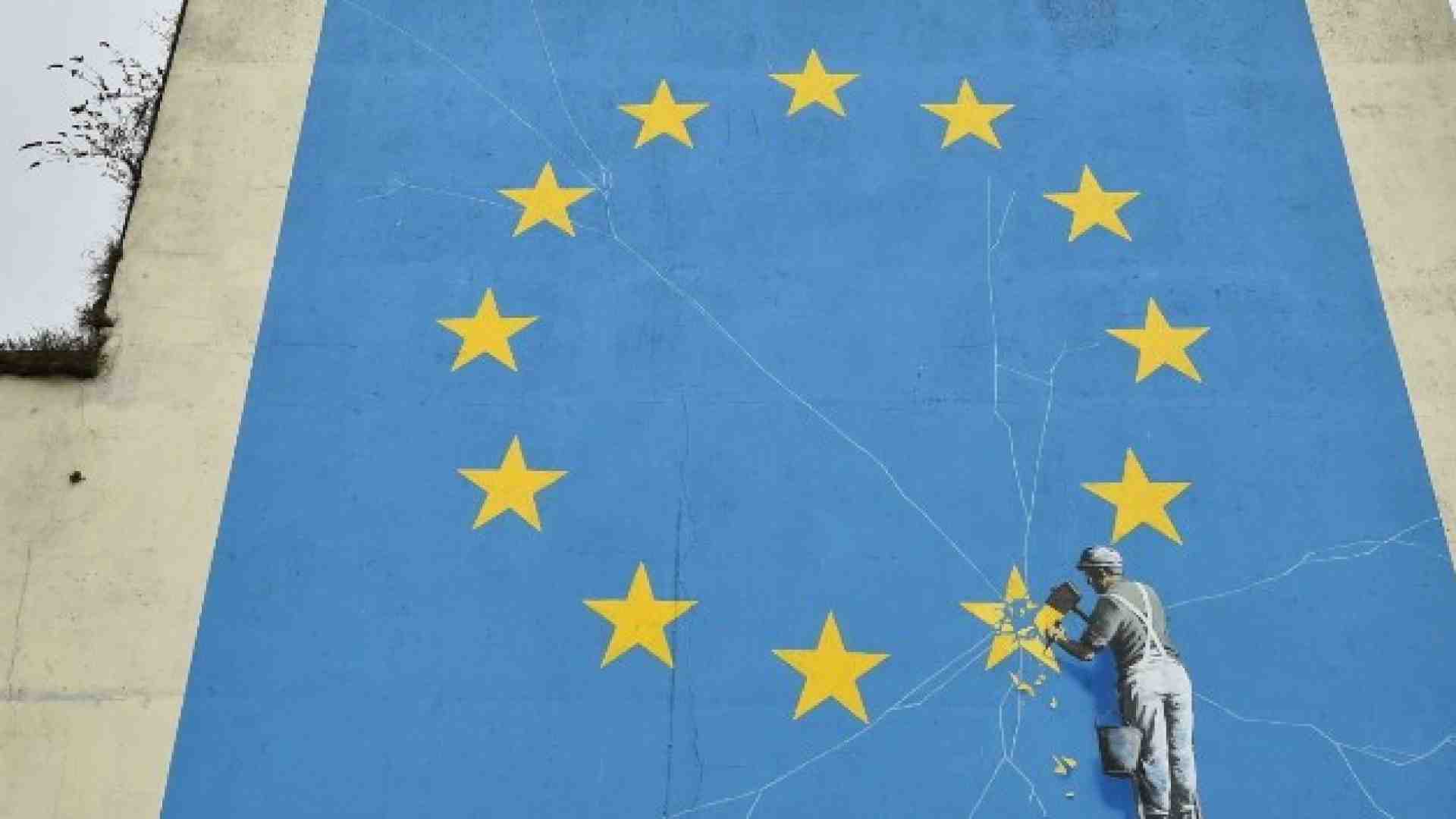 Il murales di Banksy a Dover, il punto di confine tra Gran Bretagna e Francia (Foto LaPresse)