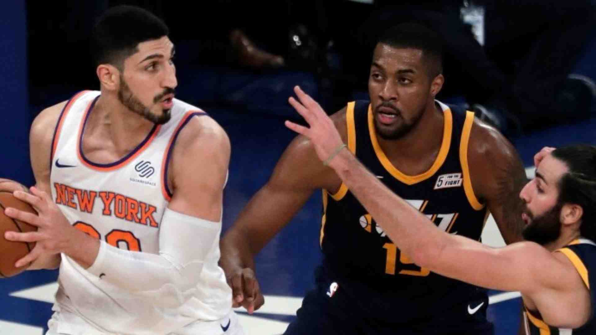 Basket Nba, enes Kanter (a sinistra) nella sfida tra Utah Jazz (la sua prima squadra) e New York Knicks (foto LaPresse)