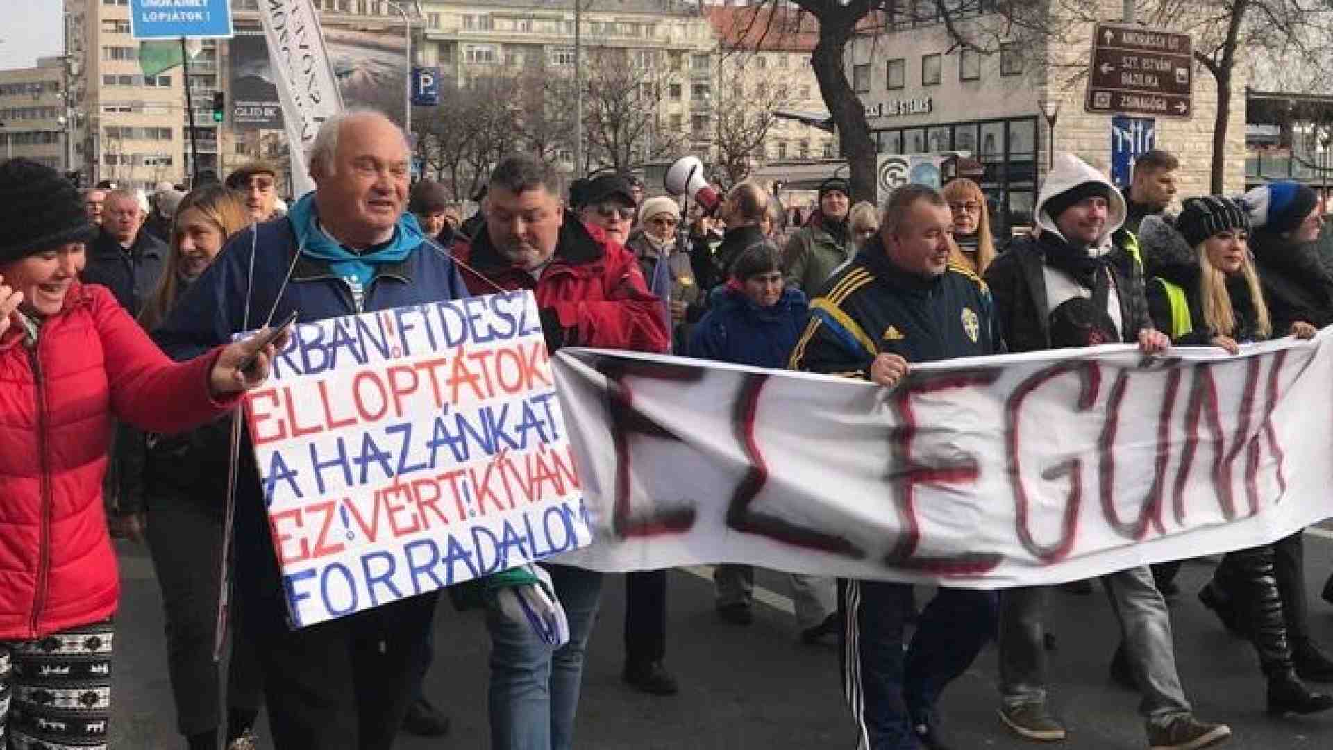 In piazza con il popolo che sfida Orbán
