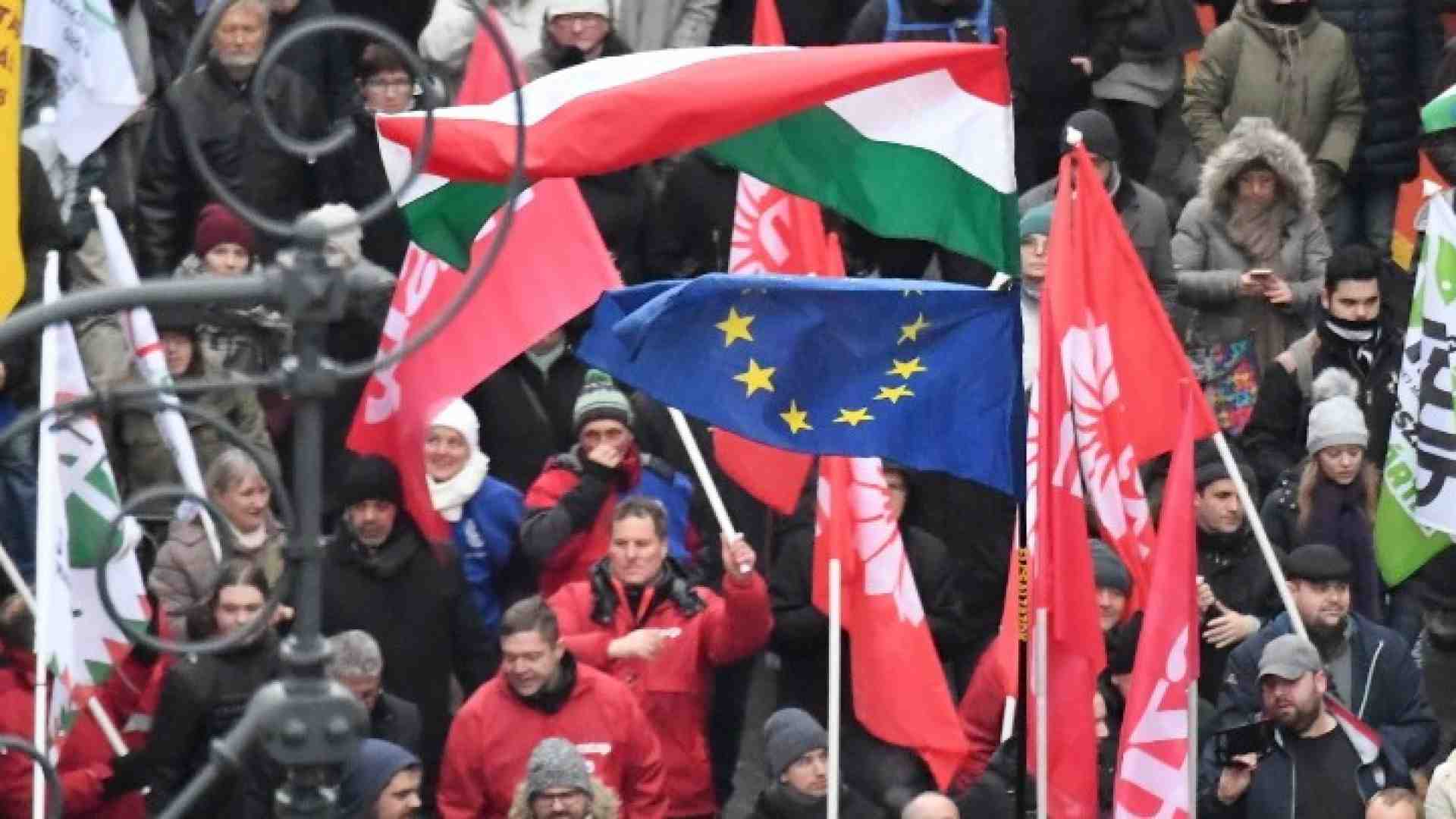 Le bandiere ungherese ed europea domenica durante le proteste a Budapest (LaPresse)